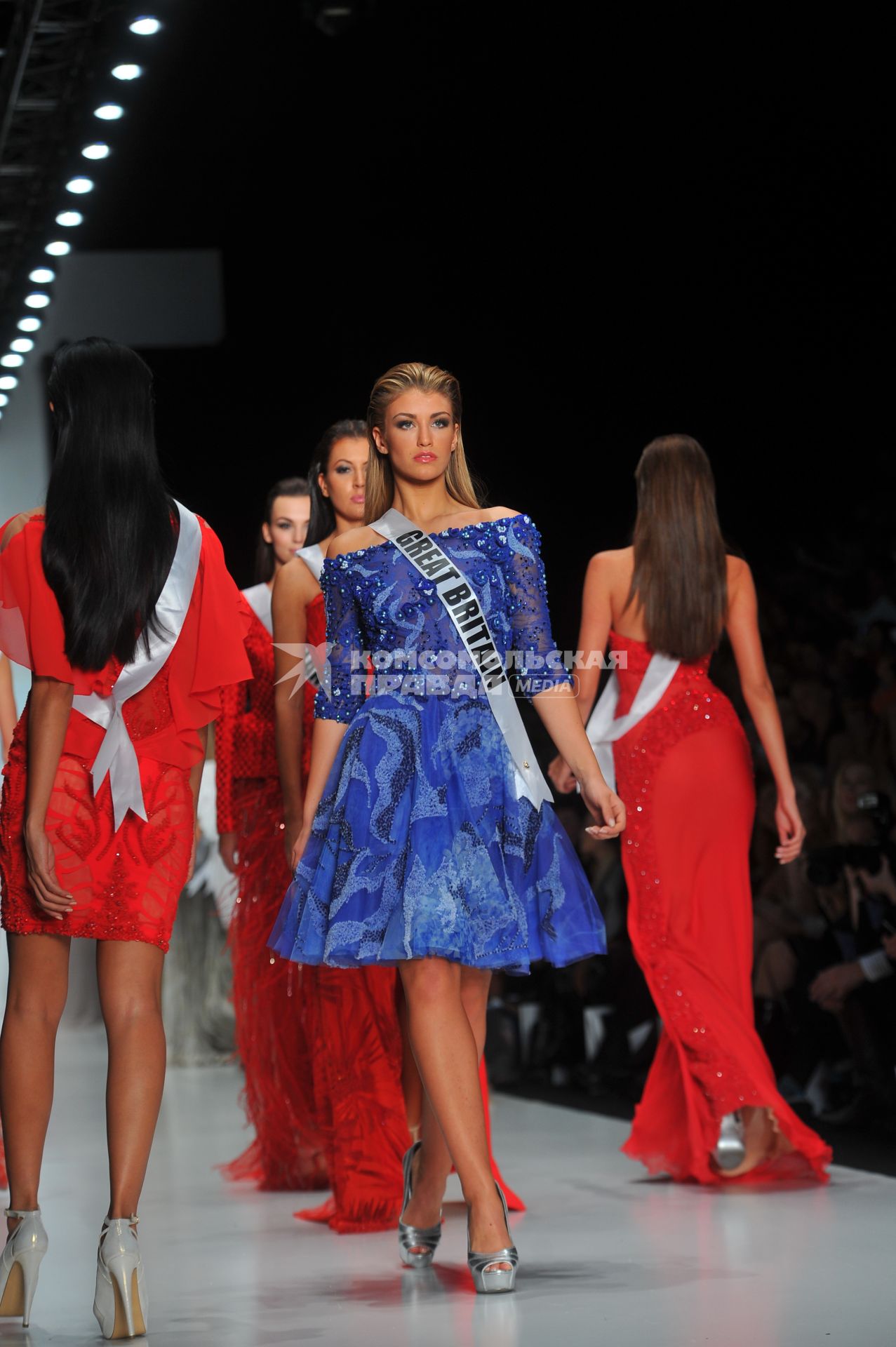 Москва. Российская Неделя моды `Mercedes-Benz Fashion Week Russia`.   `Мисс Великобритания 2013` Эми Уиллертон Amy Willerton во время показа коллекции Tony Ward by Atelier Crocus Couture в ЦВЗ `Манеж`.