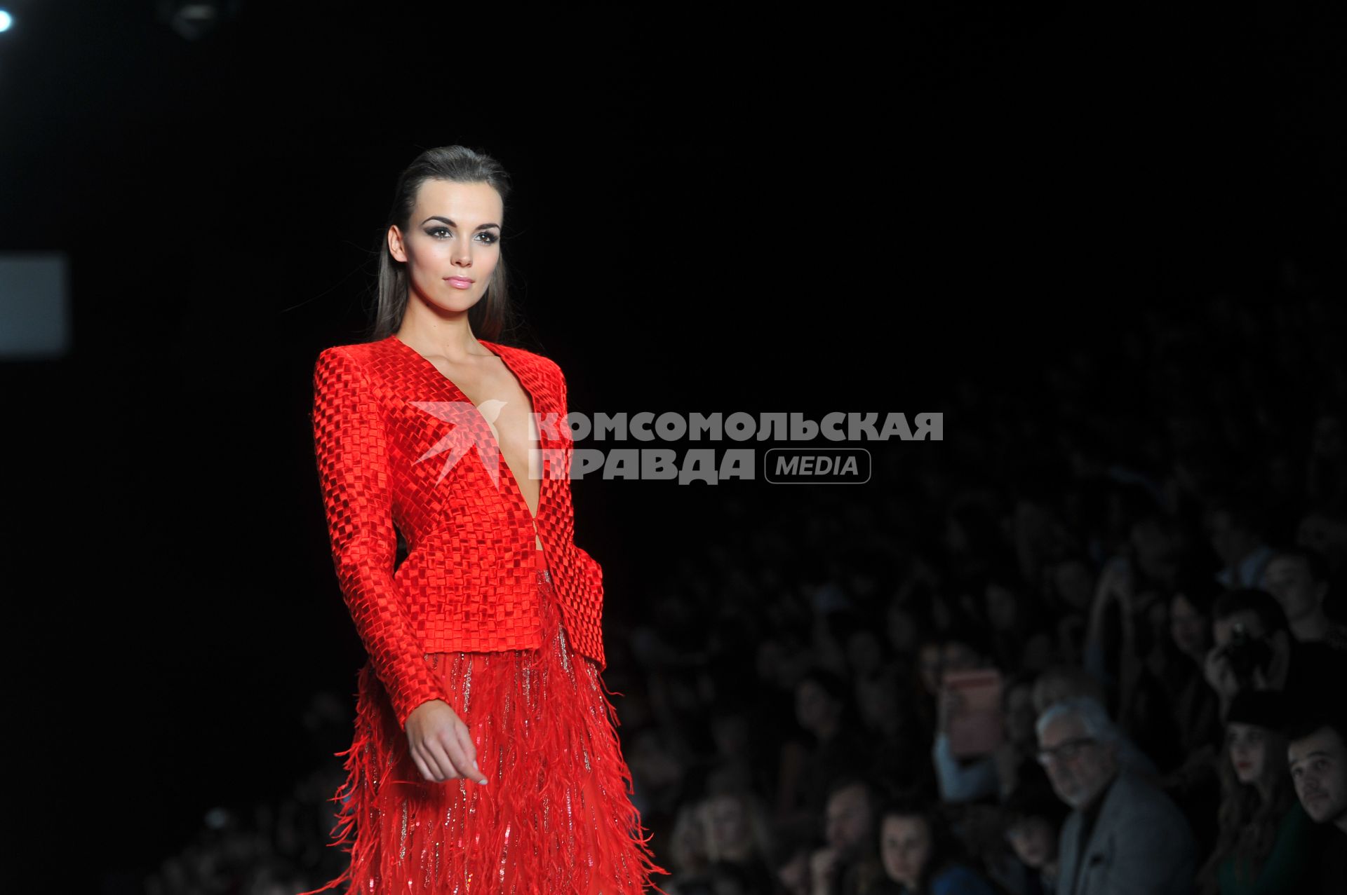 Москва. Российская Неделя моды `Mercedes-Benz Fashion Week Russia`.   `Мисс Польша 2013` Паулина Крупинска во время показа коллекции Tony Ward by Atelier Crocus Couture в ЦВЗ `Манеж`.