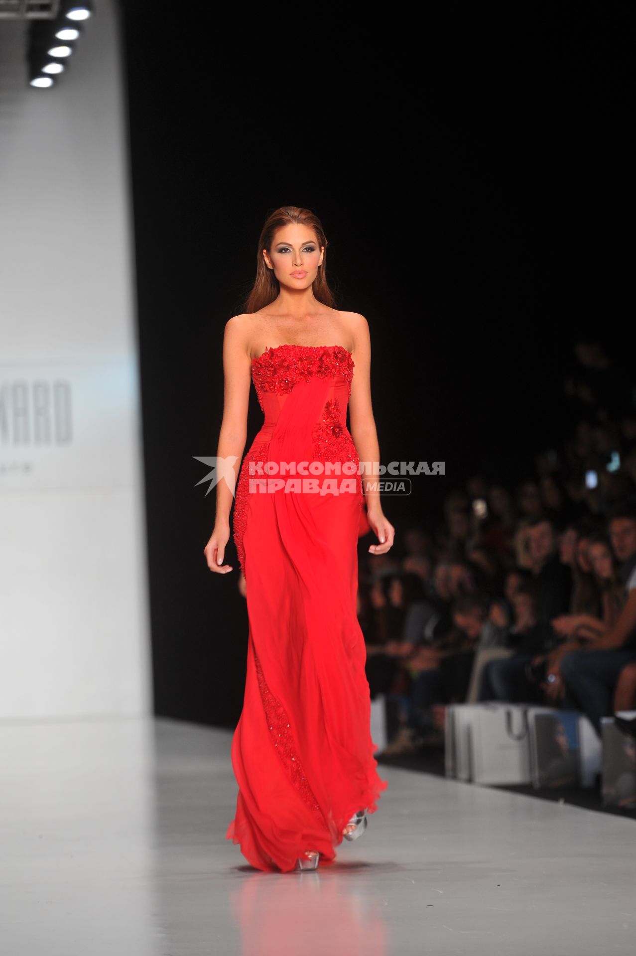 Москва. Российская Неделя моды `Mercedes-Benz Fashion Week Russia`.  `Мисс Венесуэла 2013` Габриэла Ислер во время показа коллекции Tony Ward by Atelier Crocus Couture в ЦВЗ `Манеж`.