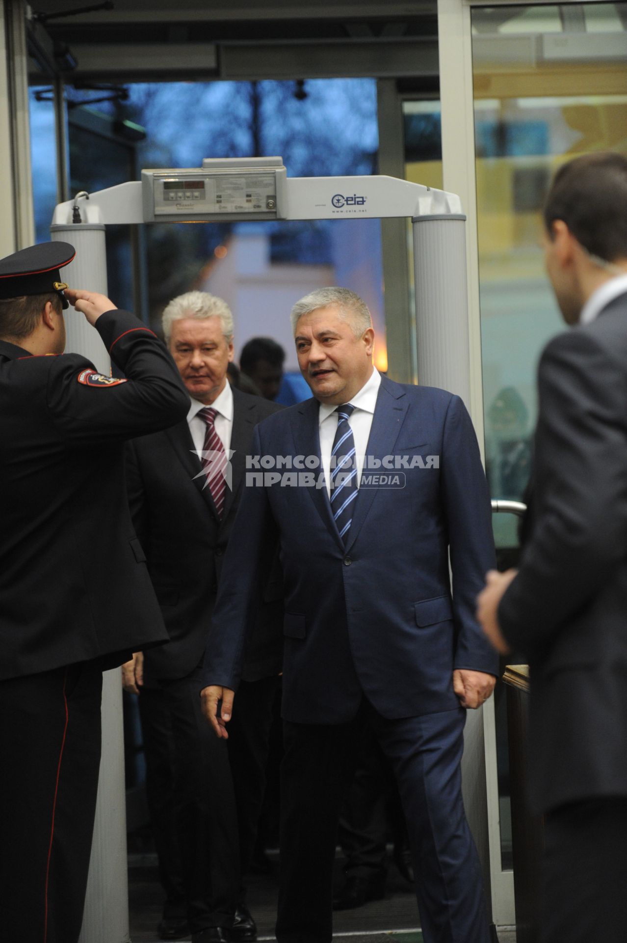 Москва. Мэр Москвы Сергей Собянин (слева) и министр внутренних дел РФ Владимир Колокольцев на открытии выставки `МВД России: история сквозь призму объектива` в Государственном музее А.С.Пушкина на Пречистенке.