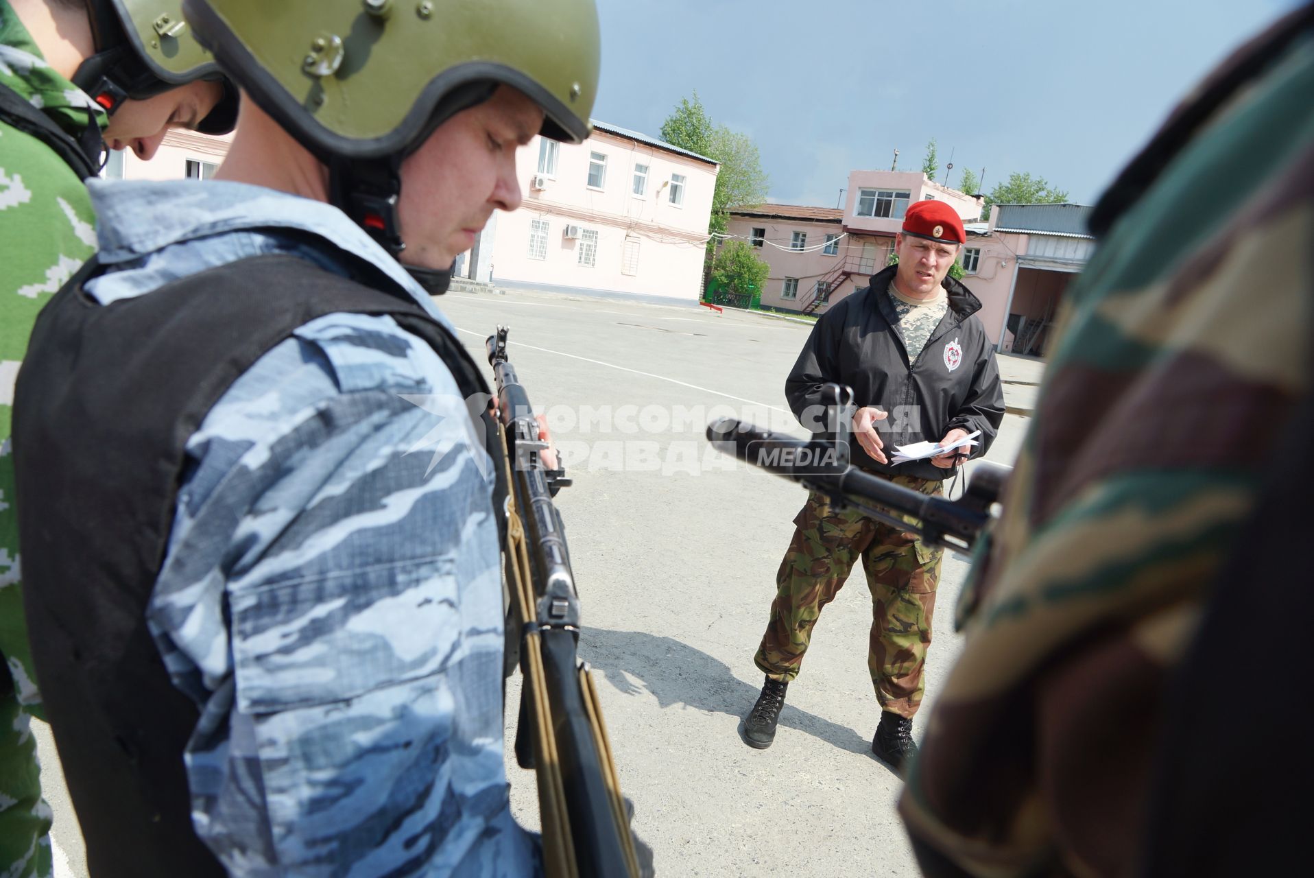 Сотрудники полиции отряда ОМОН, перед началом проведения квалификационного испытания на право ношения Черного берета. База ОМОН. Екатеринбург