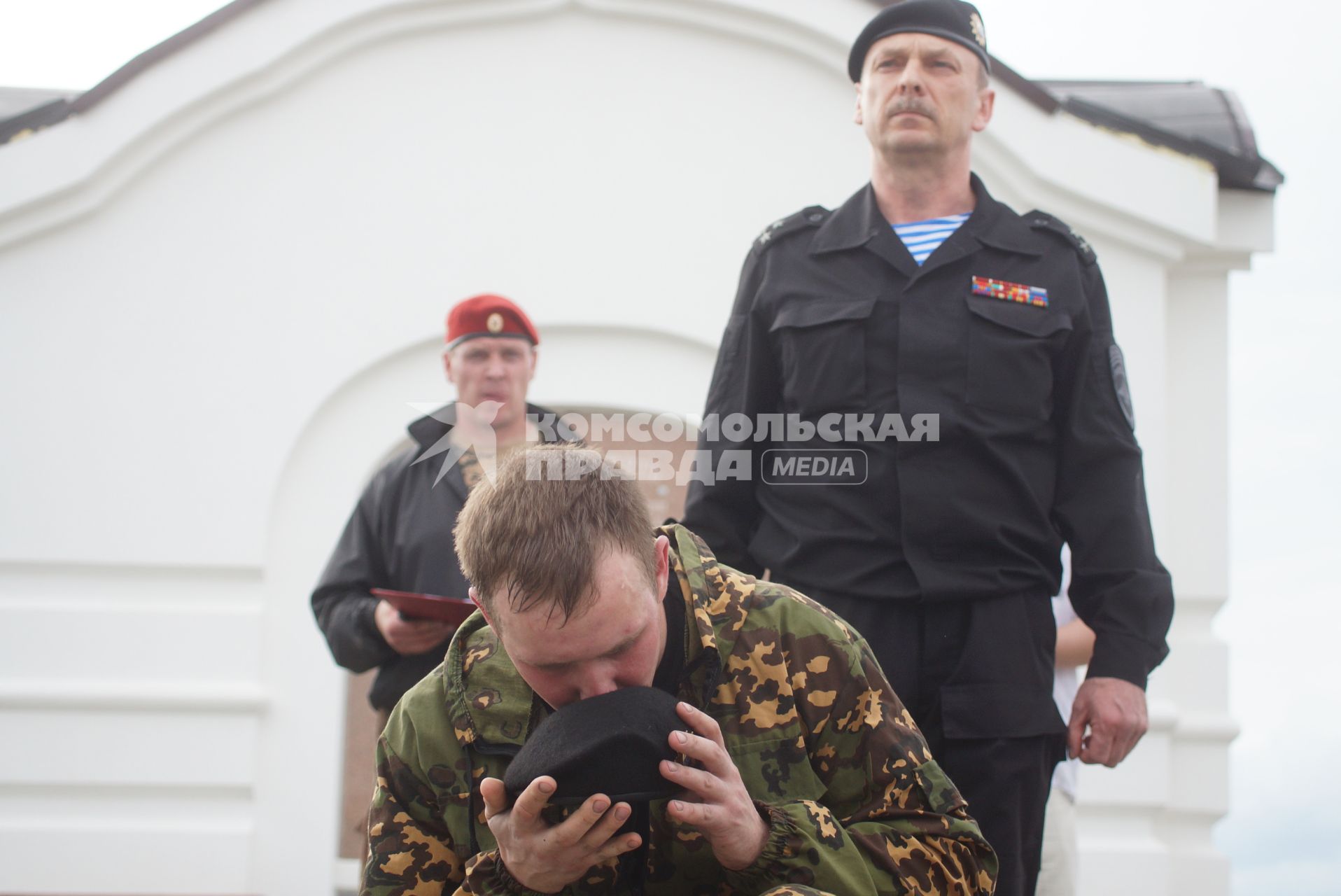 Сотрудник полиции отряда ОМОН одевает Черный берет, после прохождения квалификационного испытания на право ношения Черного берета. База ОМОН. Екатеринбург