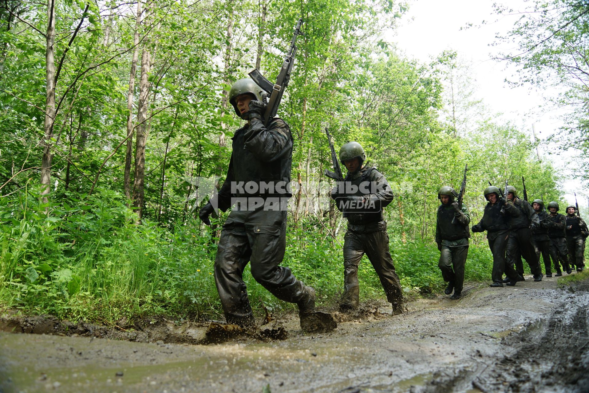 Сотрудники полиции отряда ОМОН, во время прохождения квалификационного испытания на право ношения Черного берета. База ОМОН. Екатеринбург