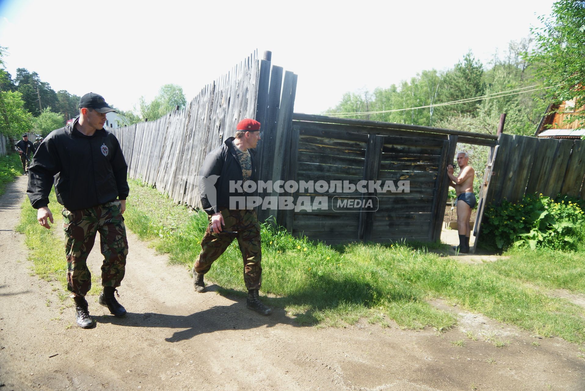 Сотрудники полиции отряда ОМОН, во время прохождения квалификационного испытания на право ношения Черного берета. База ОМОН. Екатеринбург