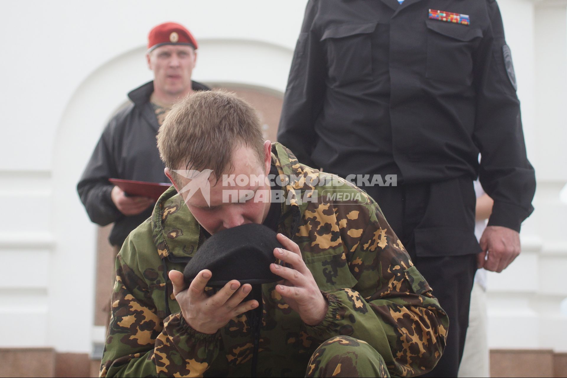 Сотрудник полиции отряда ОМОН одевает Черный берет, после прохождения квалификационного испытания на право ношения Черного берета. База ОМОН. Екатеринбург