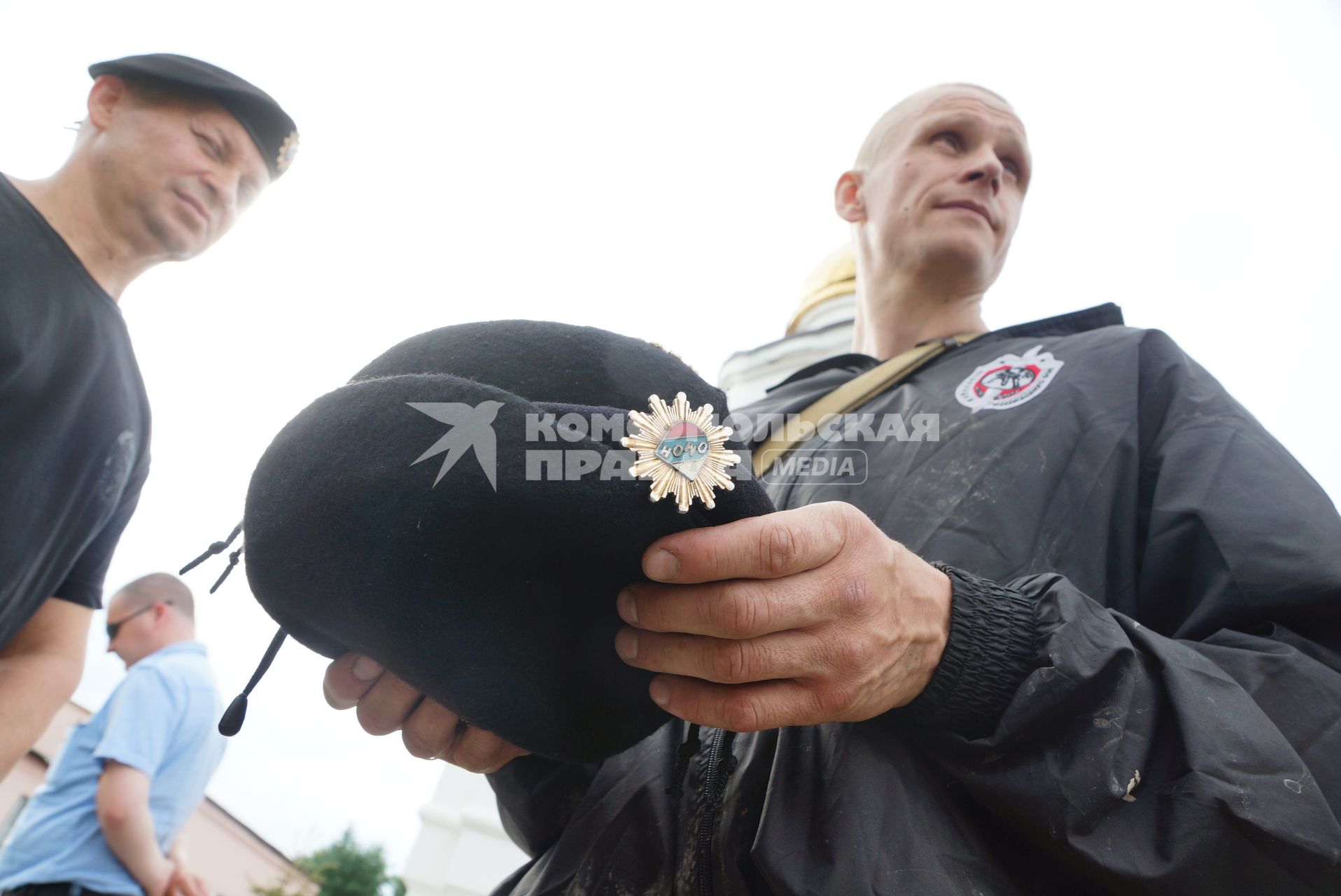 Сотрудник полиции отряда ОМОН, держит Черные береты, для бойцов ОМОН, прошедших квалификационное испытание на право ношения Черного берета. База ОМОН. Екатеринбург