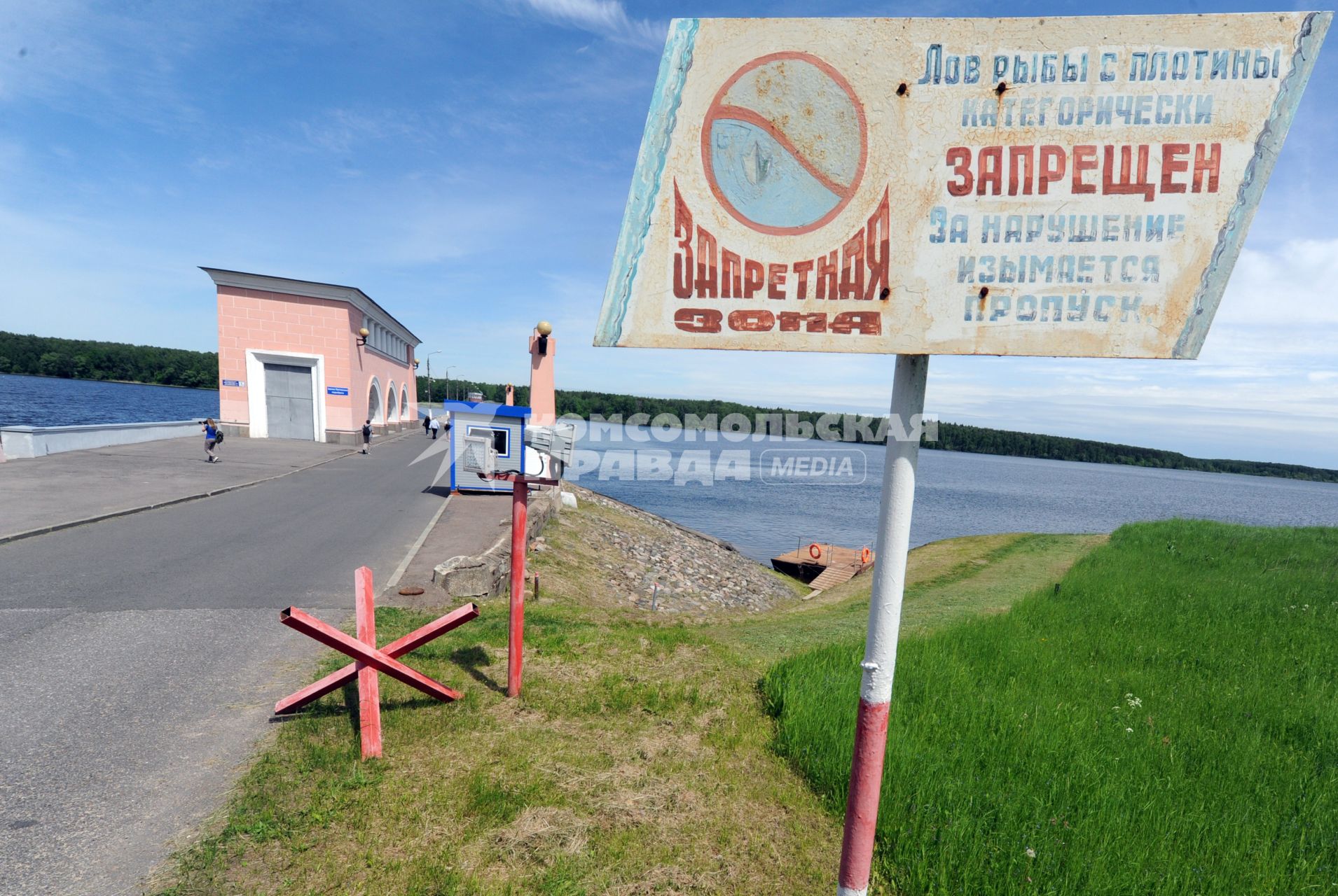 Московская область. Сотрудники полиции отрабатывают задержание преступников на Учинском (Акуловском) водохранилище. Табличка `Запретная зона`.