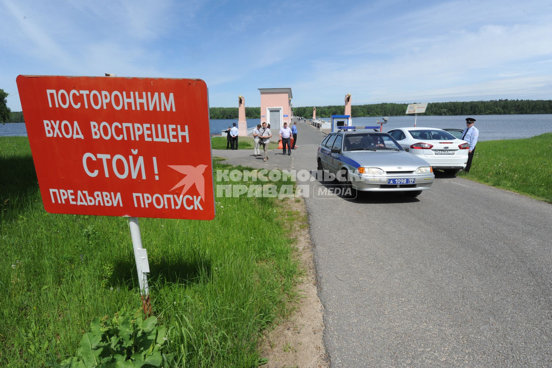 Московская область. Сотрудники полиции отрабатывают задержание преступников на Учинском (Акуловском) водохранилище. Табличка `Посторонним вход воспрещен. Стой! Предъяви пропуск`.