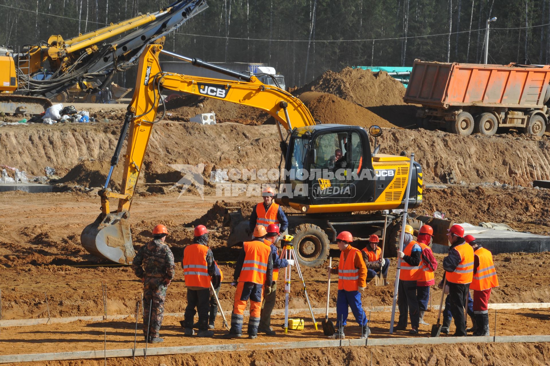 Московская область, г. Кубинка. Строительство парка `Патриот` к выставке `Армия-2015`.