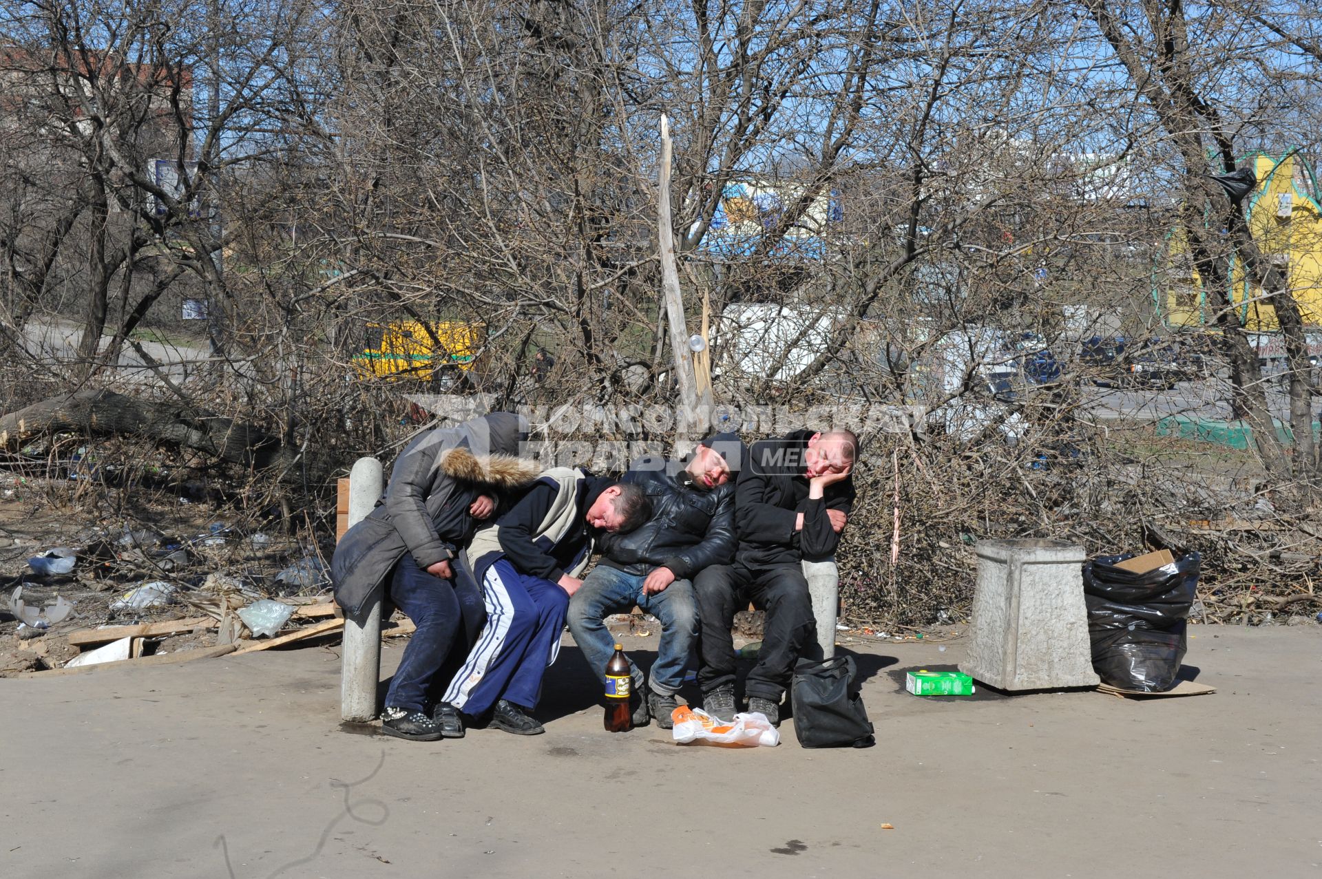 Московская область, г. Кубинка. Люди без определенного места жительства спят на скамейке.