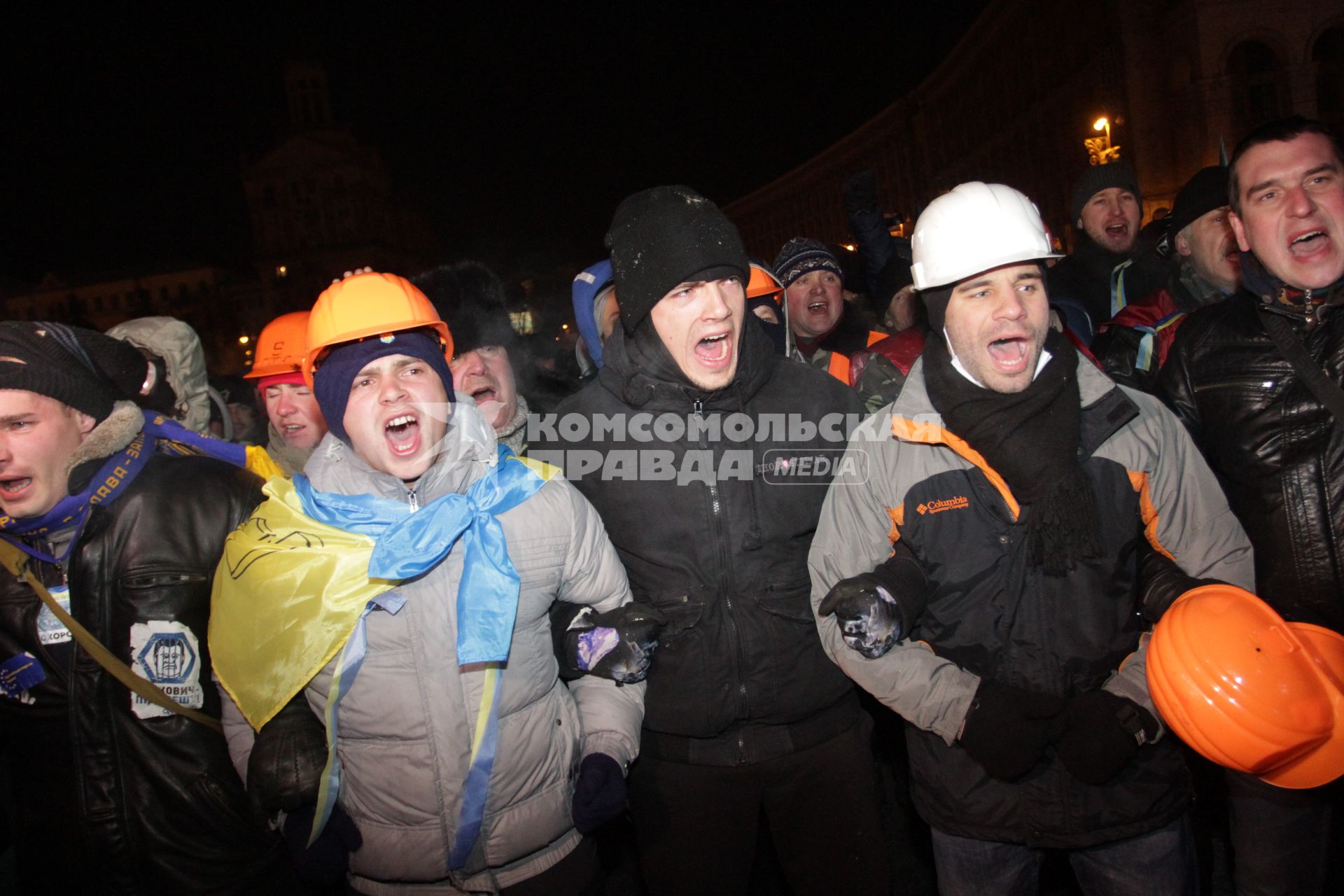 Евромайдан. Сторонники евроинтеграции Украины и сотрудники спецподразделений милиции во время столкновений на площади Независимости.