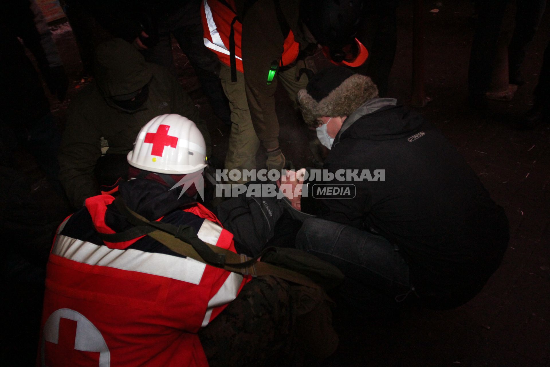 Евромайдан. Врачи оказывают помощь одному из участников митинга евроинтеграции Украины, пострадавшему в результате столкновений с сотрудниками спецподразделений милиции на площади Независимости.