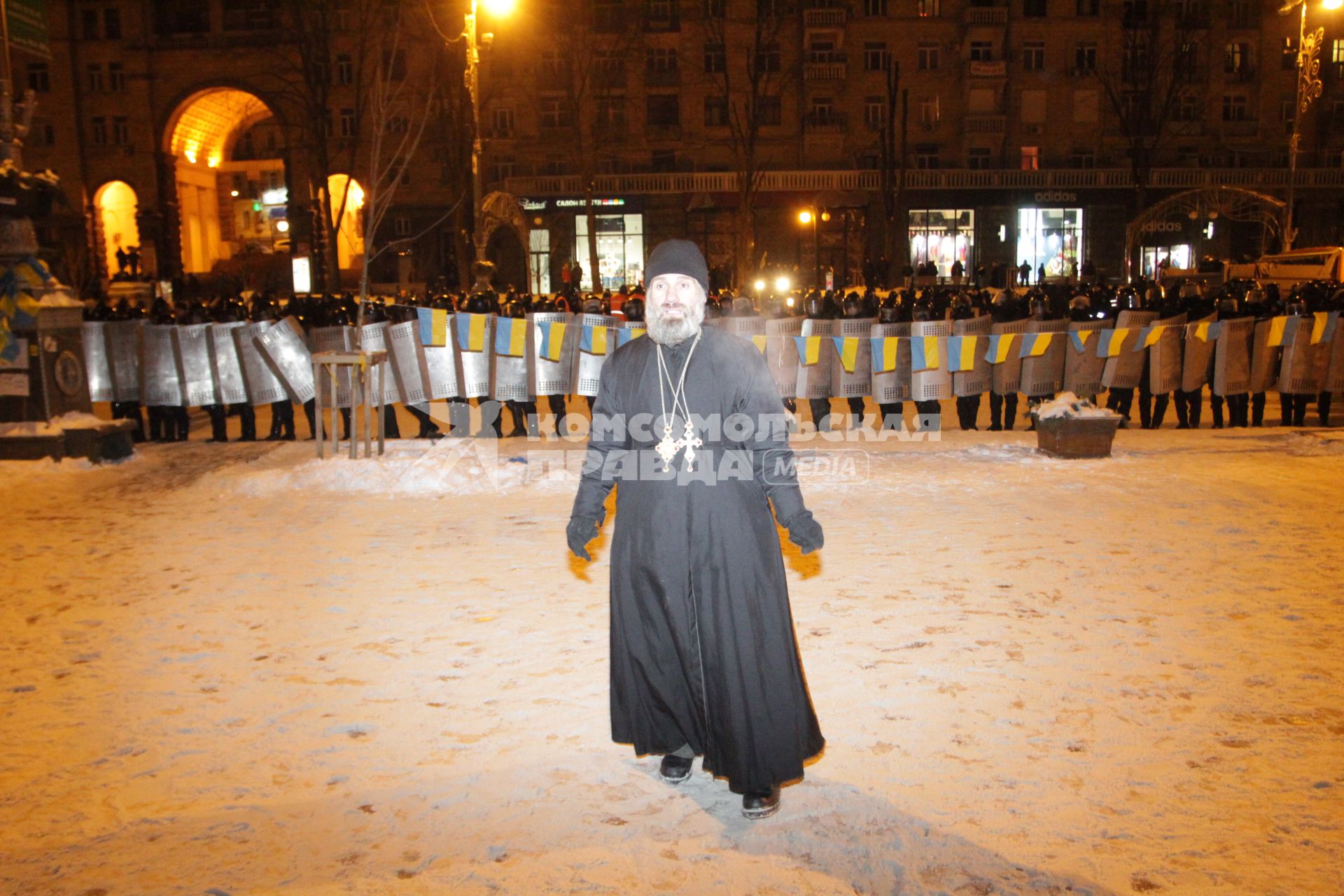 Евромайдан. Сторонники евроинтеграции Украины и сотрудники спецподразделений милиции во время столкновений на площади Независимости.