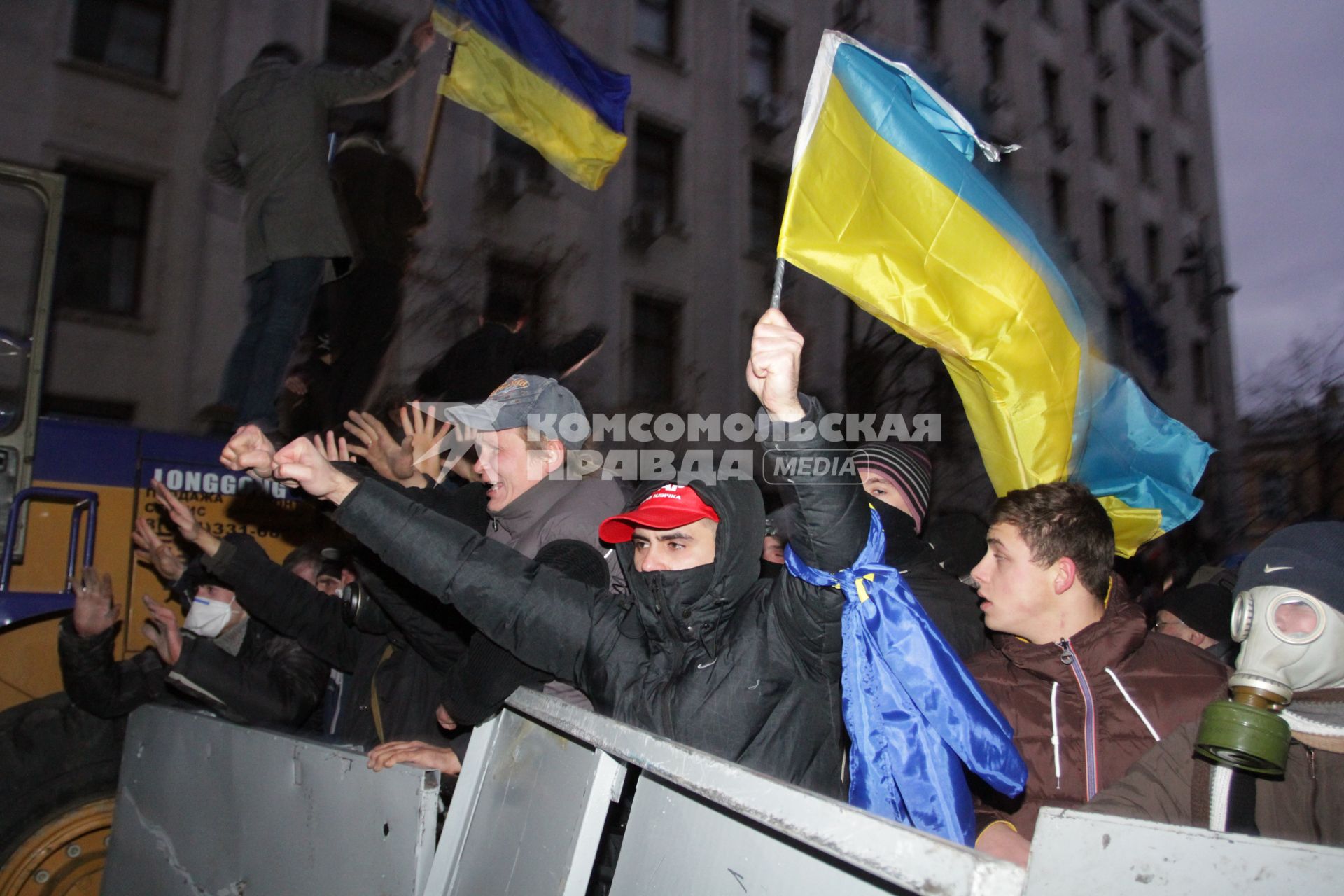 Евромайдан. Активисты Евромайдана атакуют сотрудников спецподразделения `Беркут`, не дающих им прорваться к зданию администрации президента на Банковой улице.