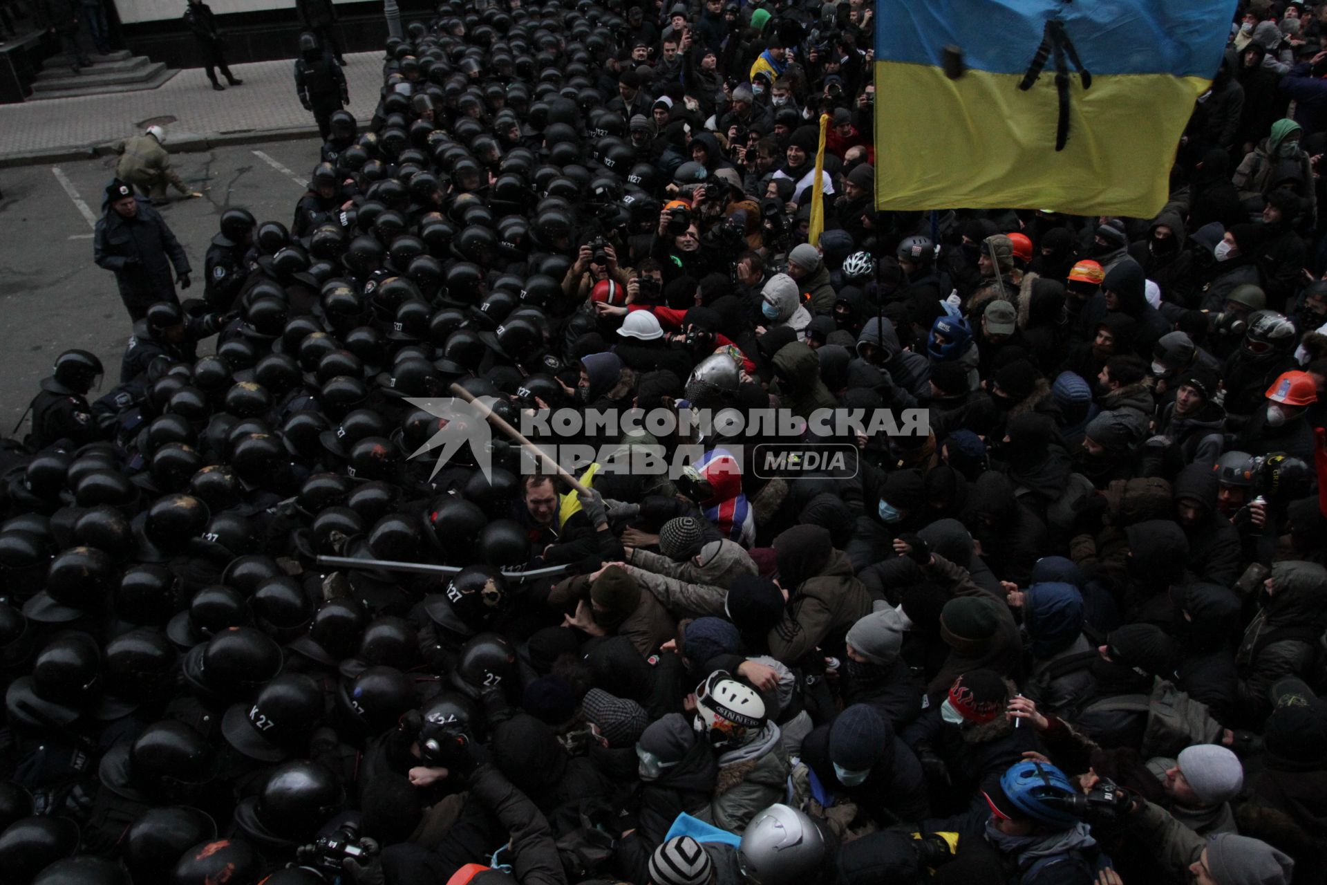 Евромайдан. Активисты Евромайдана атакуют сотрудников спецподразделения `Беркут`, не дающих им прорваться к зданию администрации президента на Банковой улице.