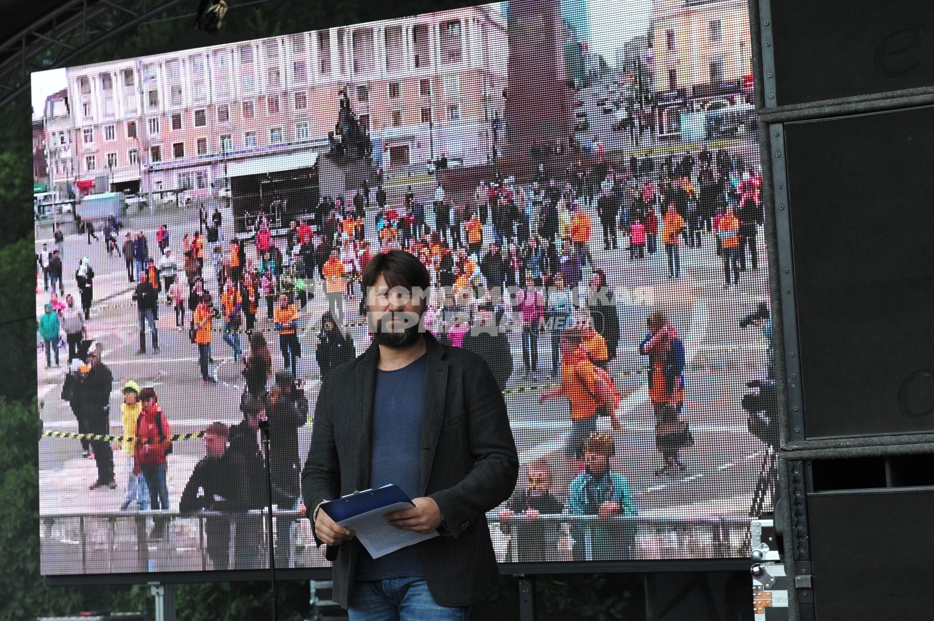 Москва. Актер Виктор Логинов во время  акции `Возвращение леопарда` в парке `Сокольники`.