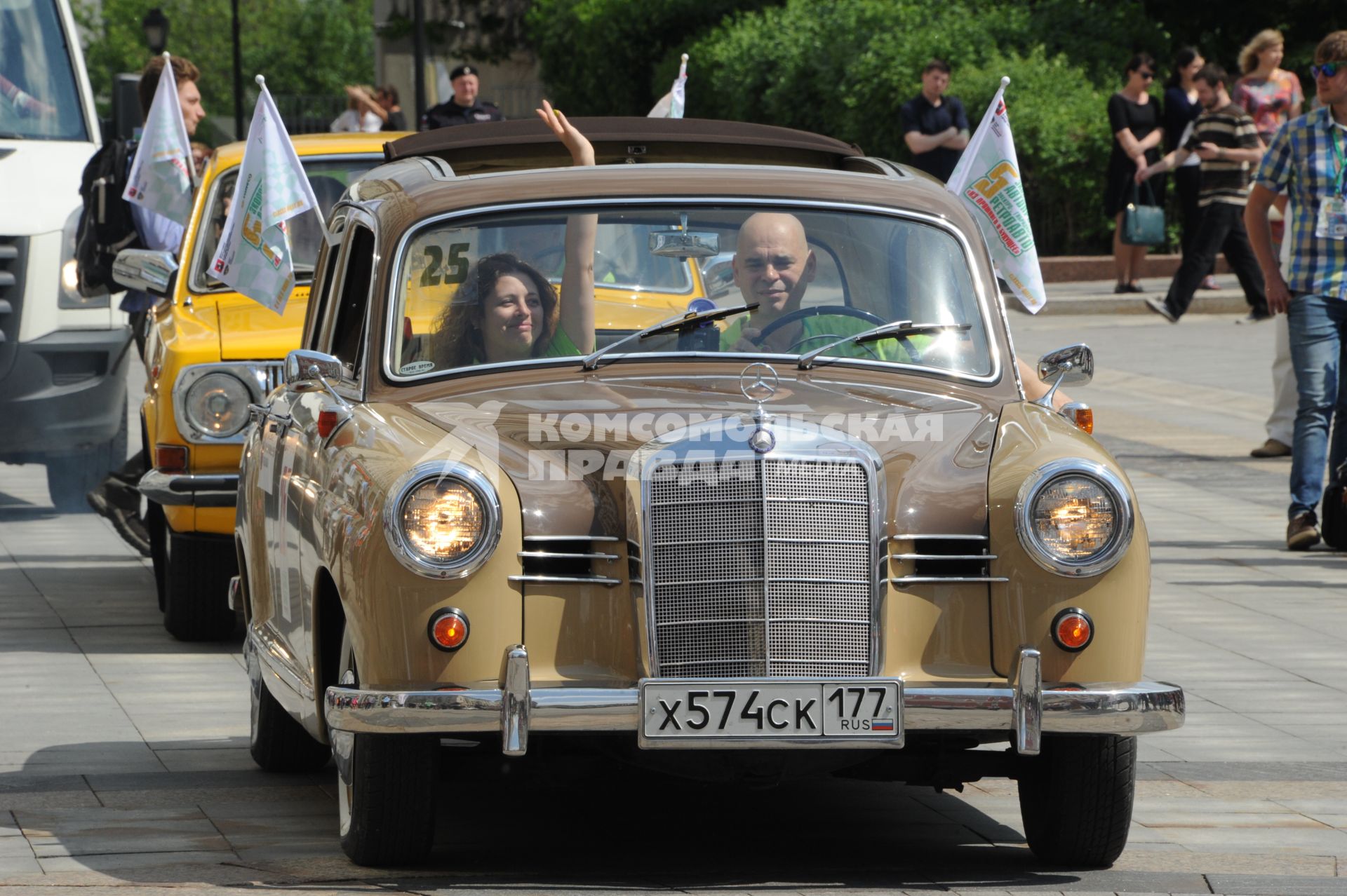 Автопробег ретро-машин состоялся на Тверской площади в Москве.