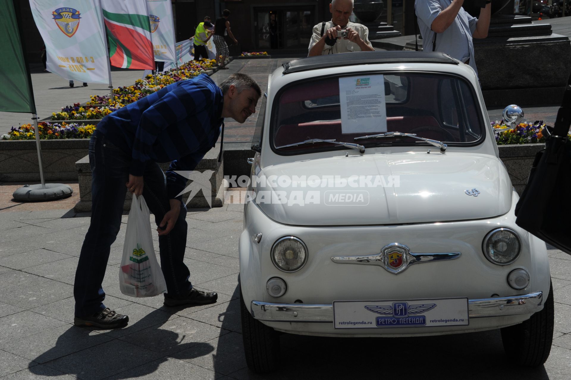 Fiat Abarth 695 1965г.  во время автопробега ретро-машин на Тверской площади в Москве.