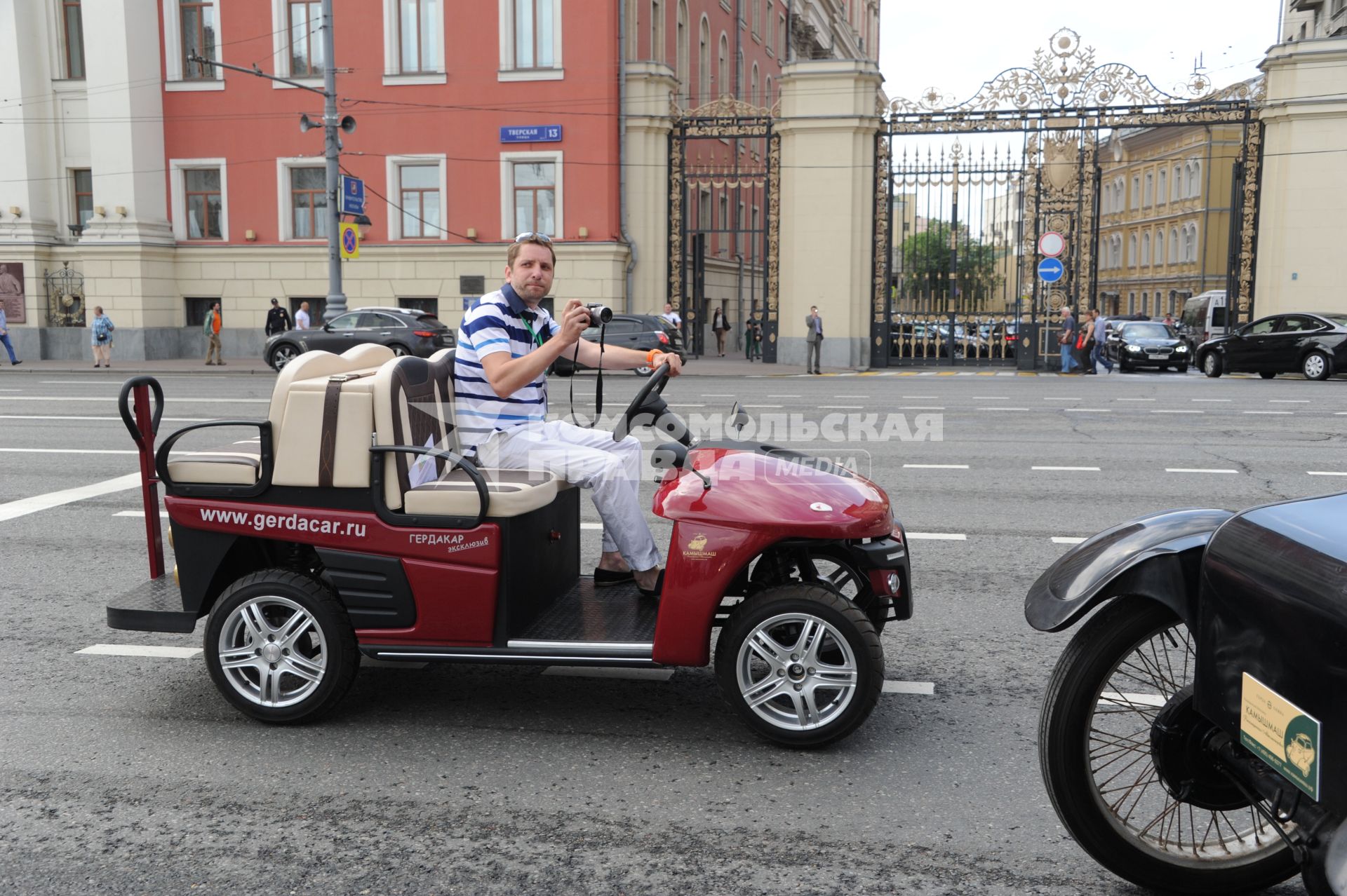 Автопробег ретро-машин состоялся на Тверской улице в Москве.