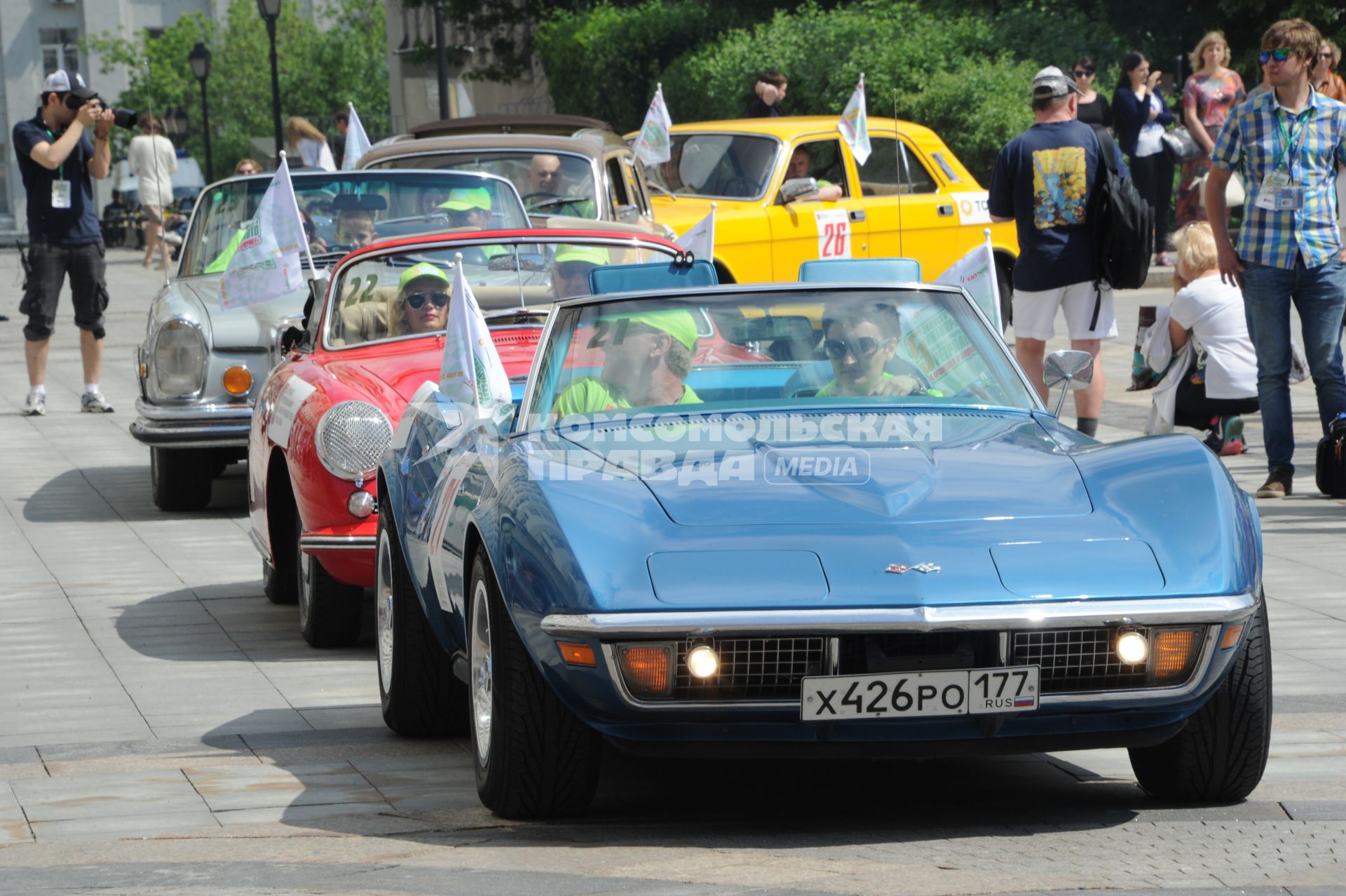 Chevrolet Corvette Stingray во время автопробега ретро-машин на Тверской площади в Москве.