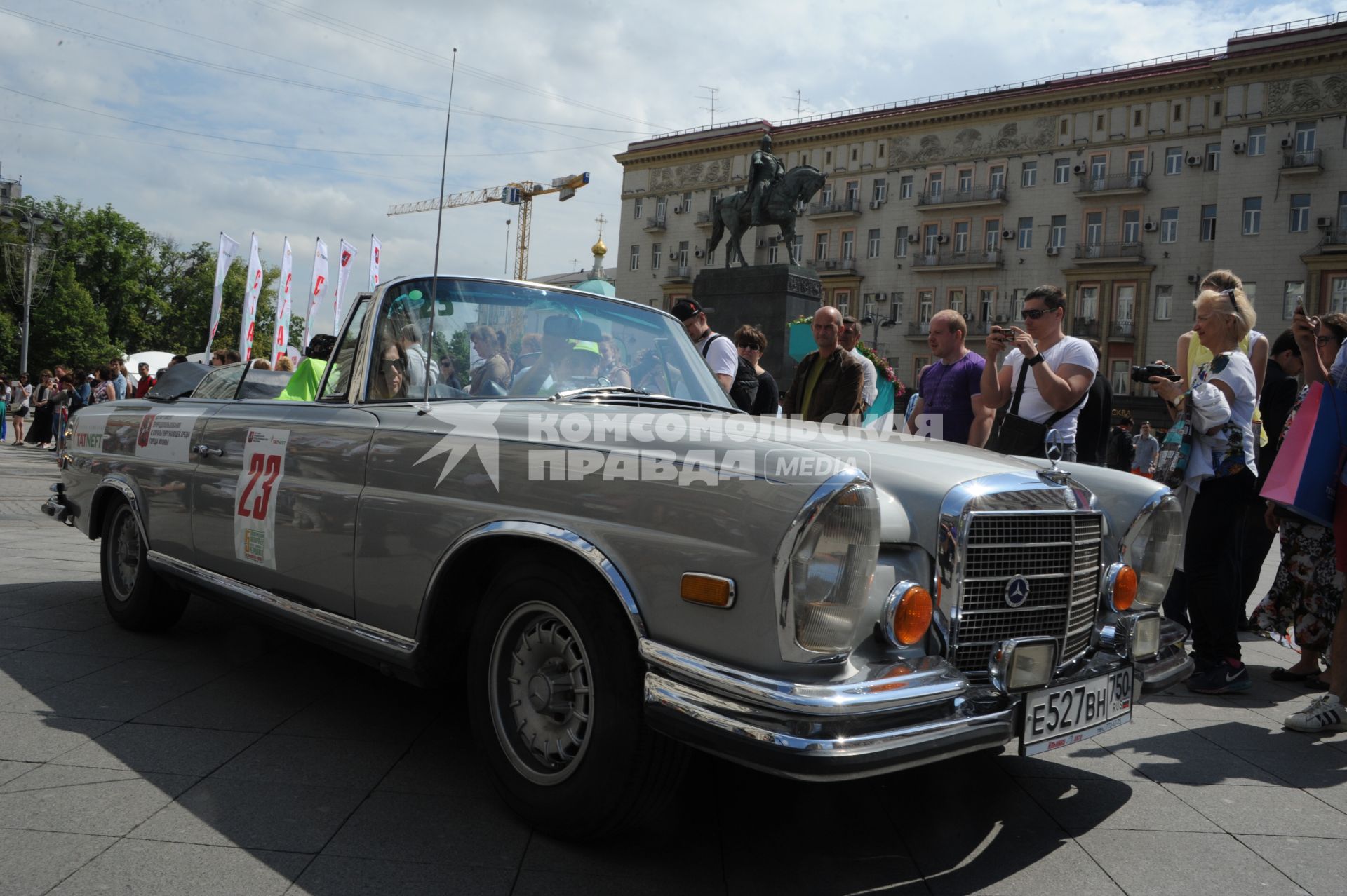 Автопробег ретро-машин состоялся на  Тверской площади в Москве.