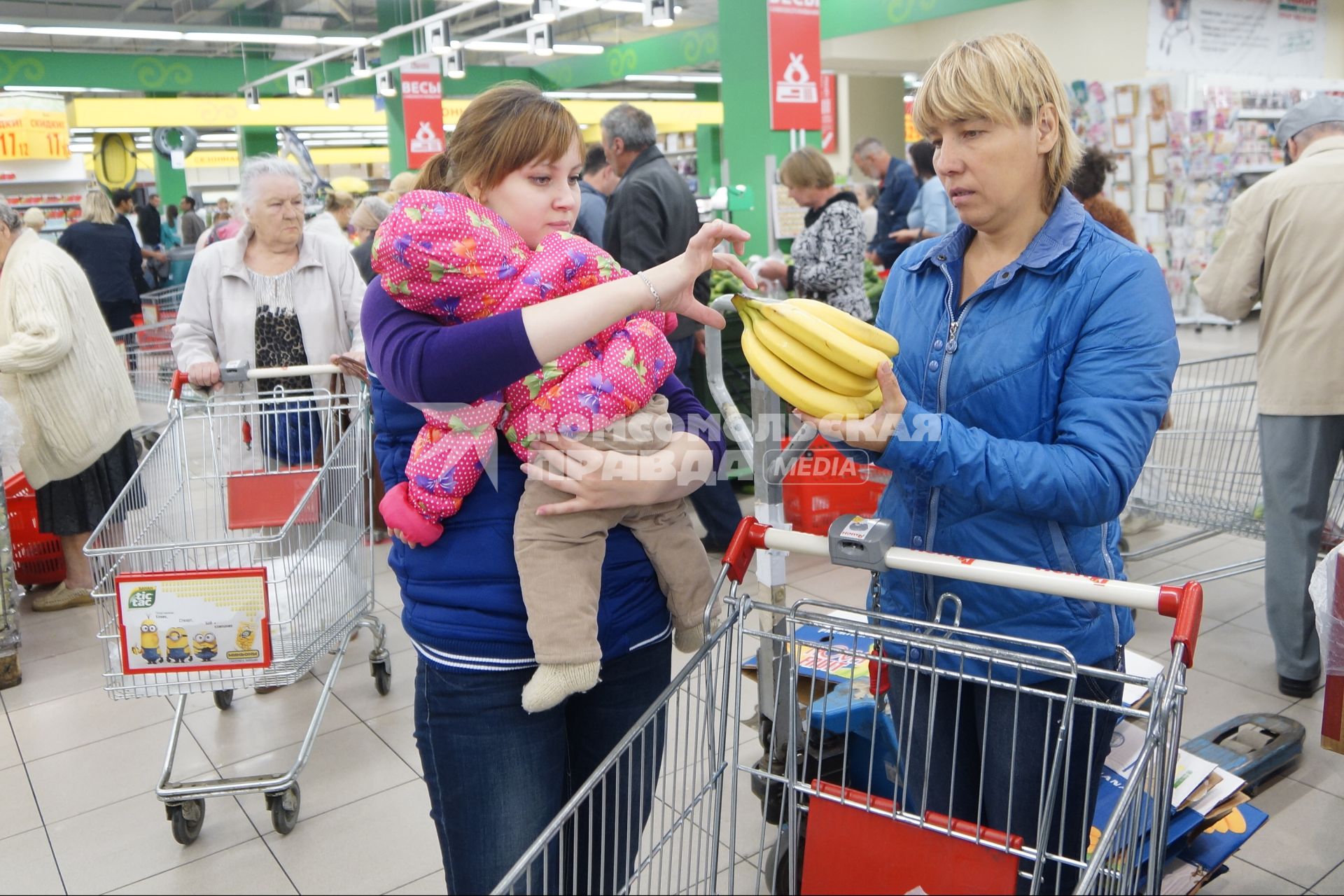 Покупатели с детьми в магазине \"Ашан\". ТЦ \"Карнавал\". Екатеринбург