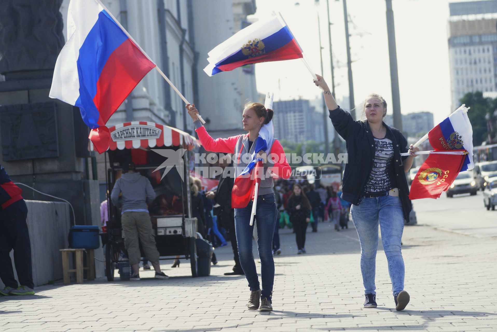 Девушки продают Российские флаги во время празднования Дня России. Екатеринбург