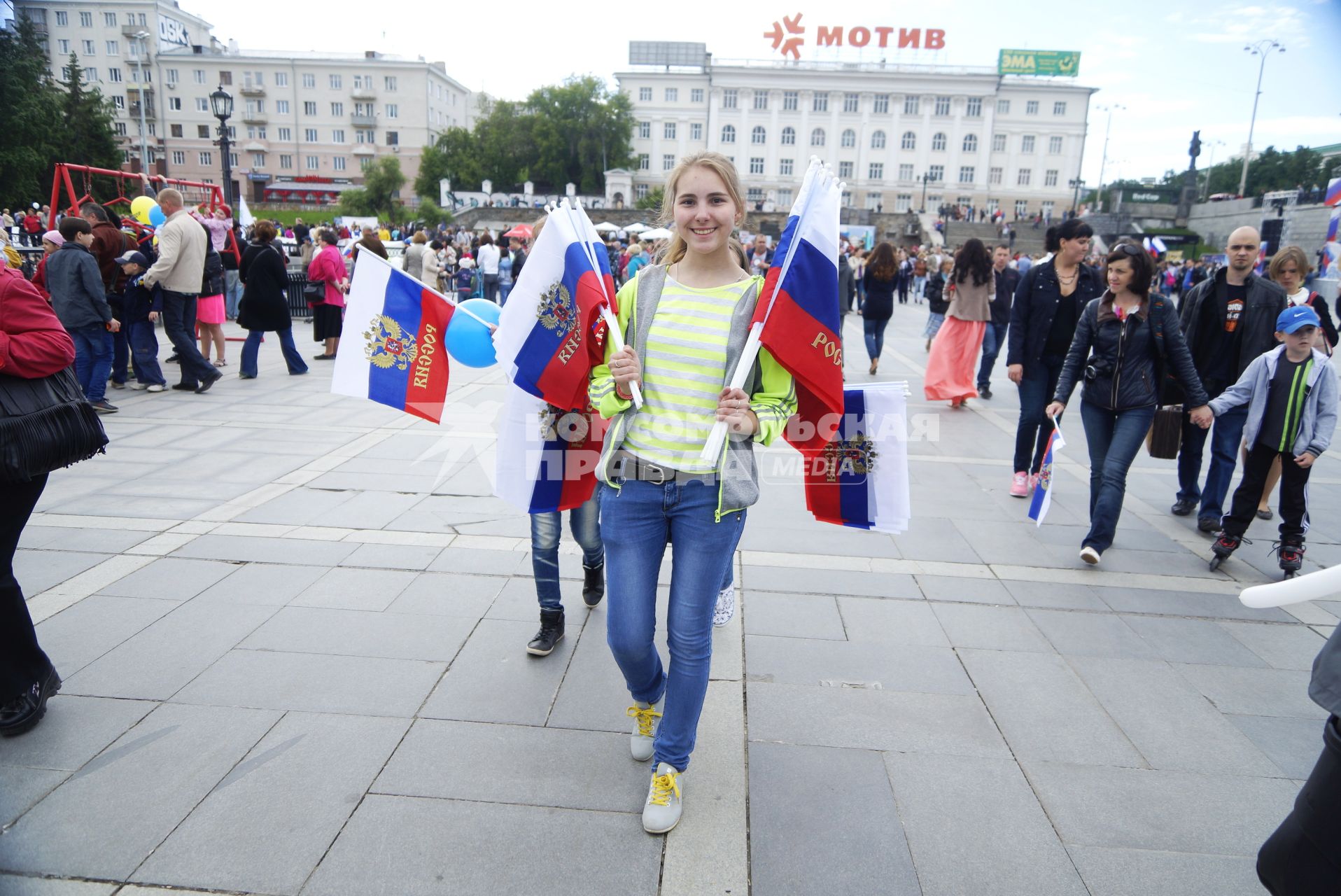 Девушки продают Российские флаги во время празднования Дня России. Екатеринбург