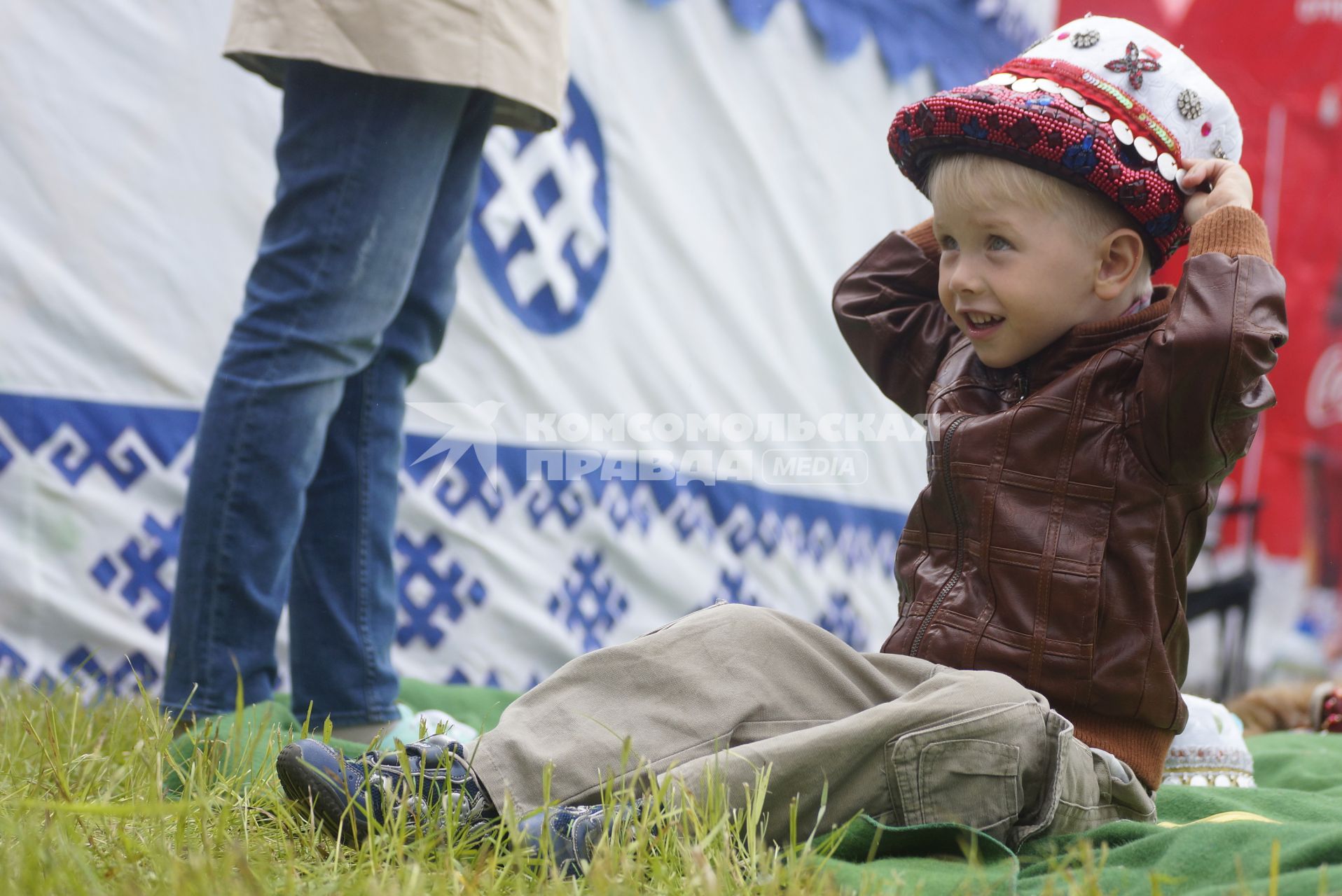 Ребенок примеряет национальные башкирские головные уборы, во время празднования Сабантуя. село Кадниово. Свердловская область