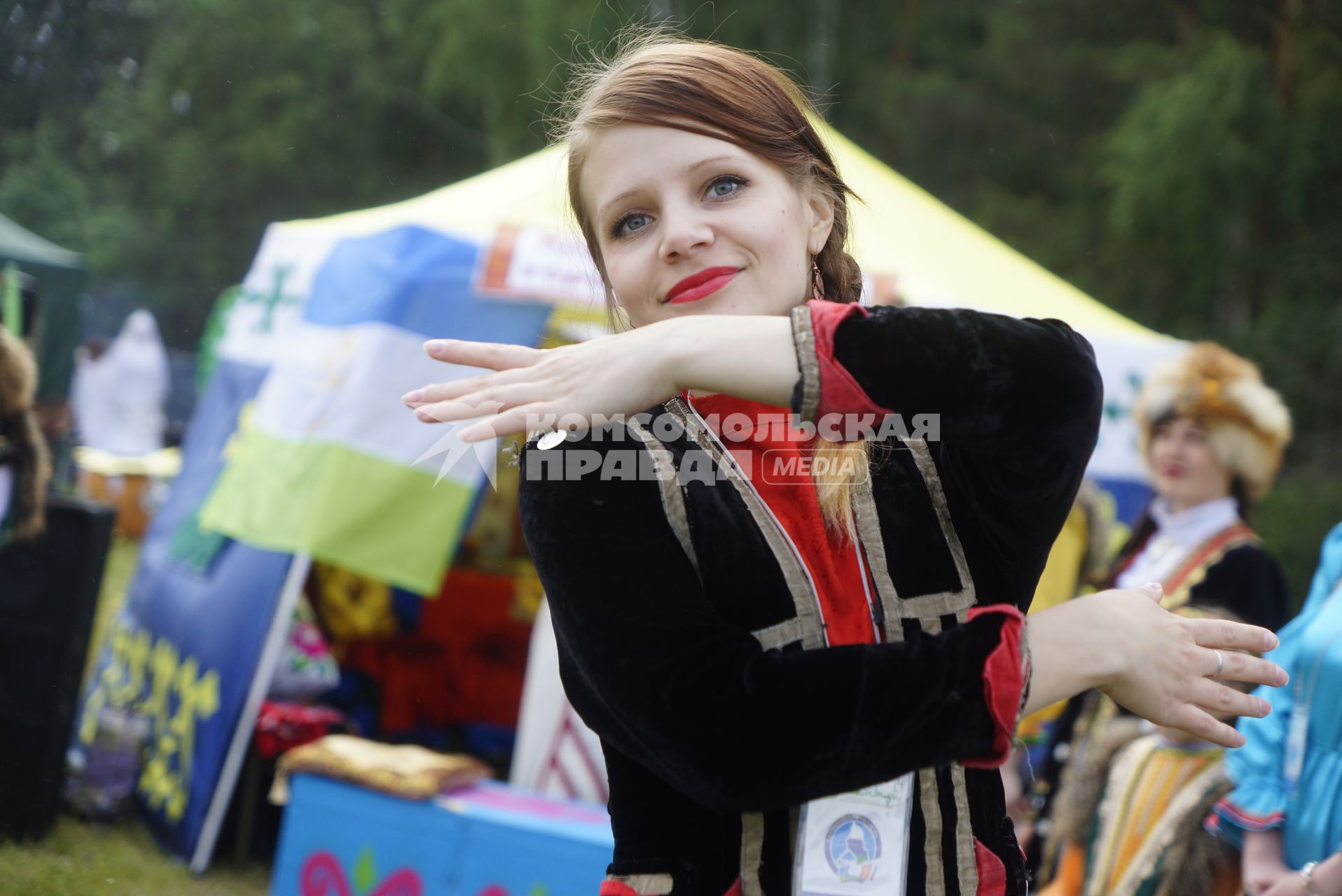 Девушка танцует в национальном башкирском костюме, во время празднования Сабантуя. село Кадниово. Свердловская область