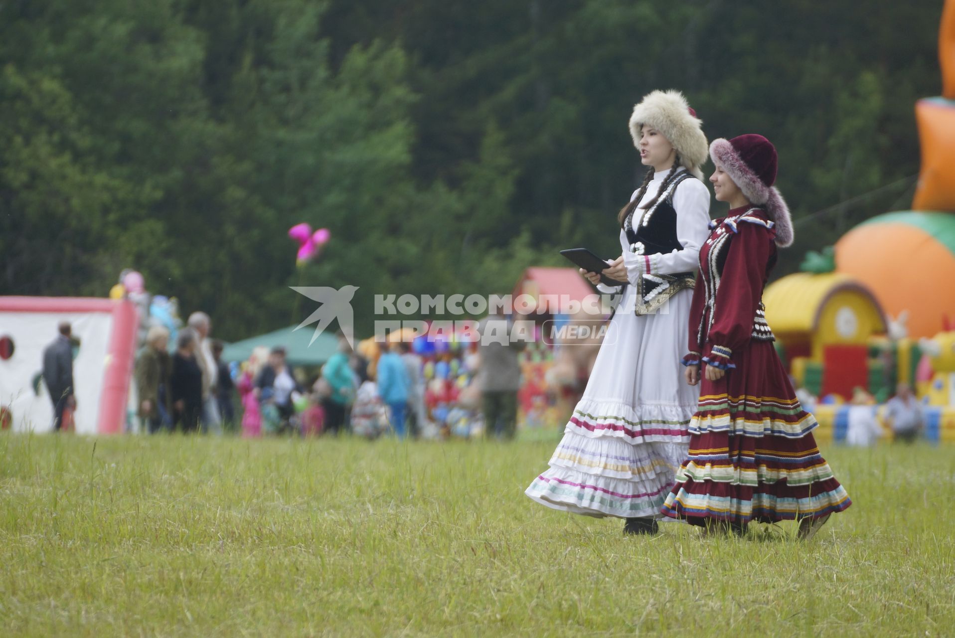 Девушки в татарских национальных костюмах, во время празднования Сабантуя. село Кадниово. Свердловская область
