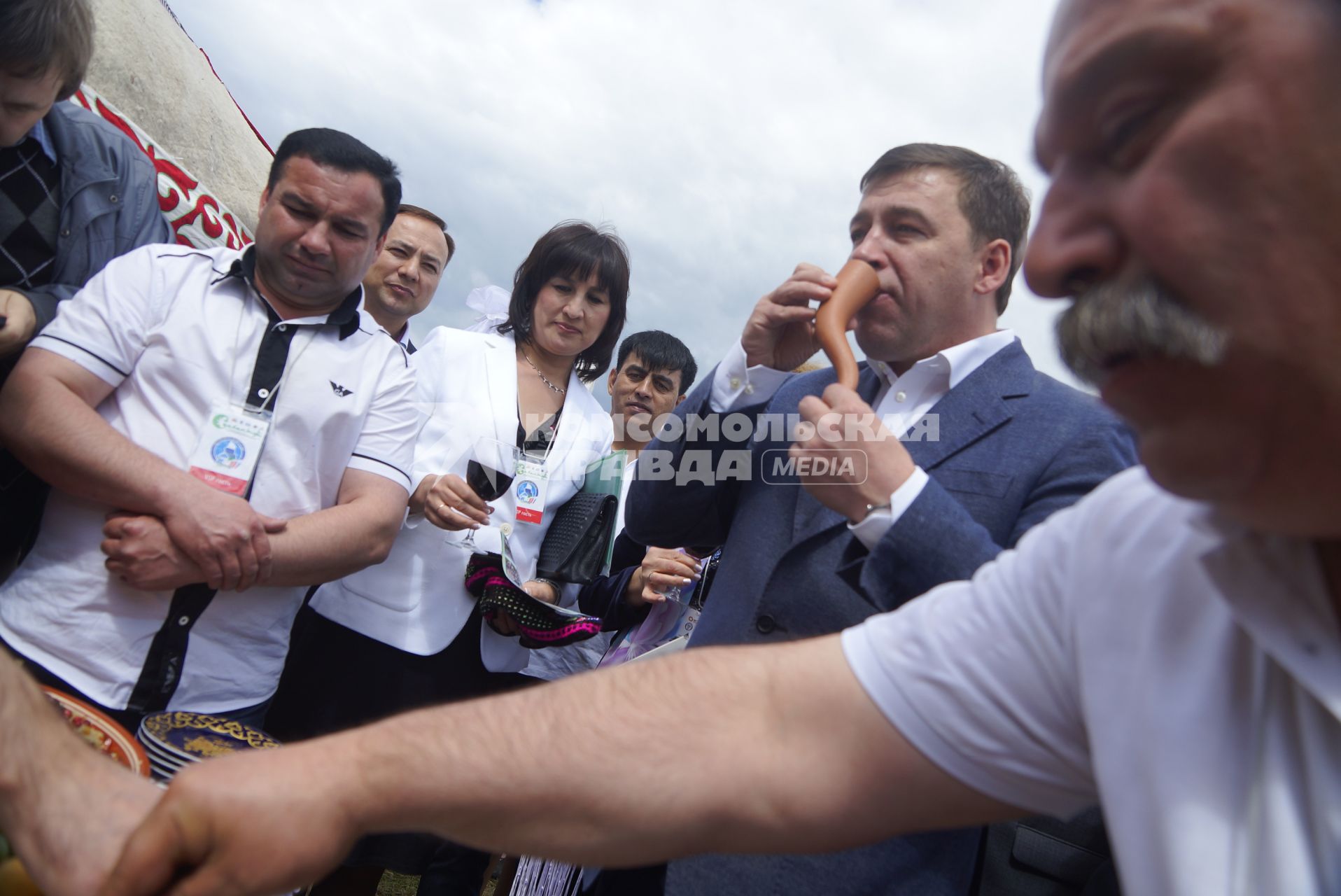 Губернатор Свердловской области Евгений Куйвашев пьет вино из рога, во время празднования Сабантуя. село Кадниово. Свердловская область