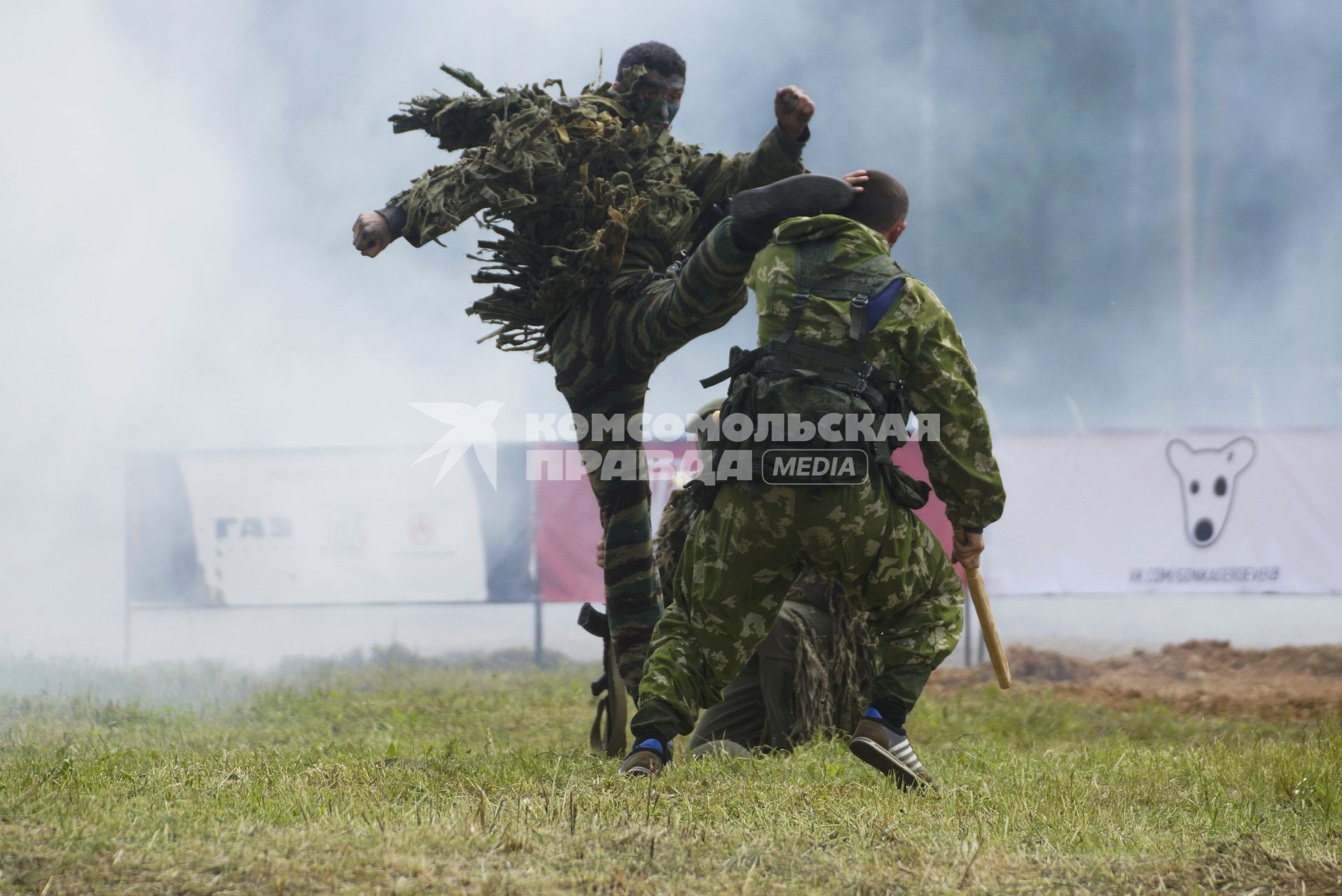 Военнослужащие разведроты во время показательного рукопашного боя, перед началом военно-спортивной игры \"Гонка героев\" на полигоне 32-го военного городка. Екатеринбург