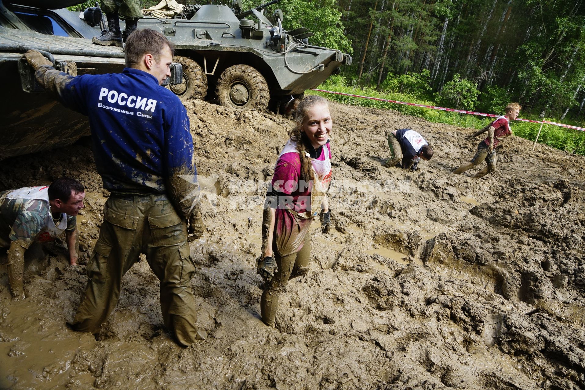 Участники военно-спортивной игры \"Гонка героев\", во время преодоления очередного препятствия. Танковый полигон 32-го военного городка. Екатеринбург