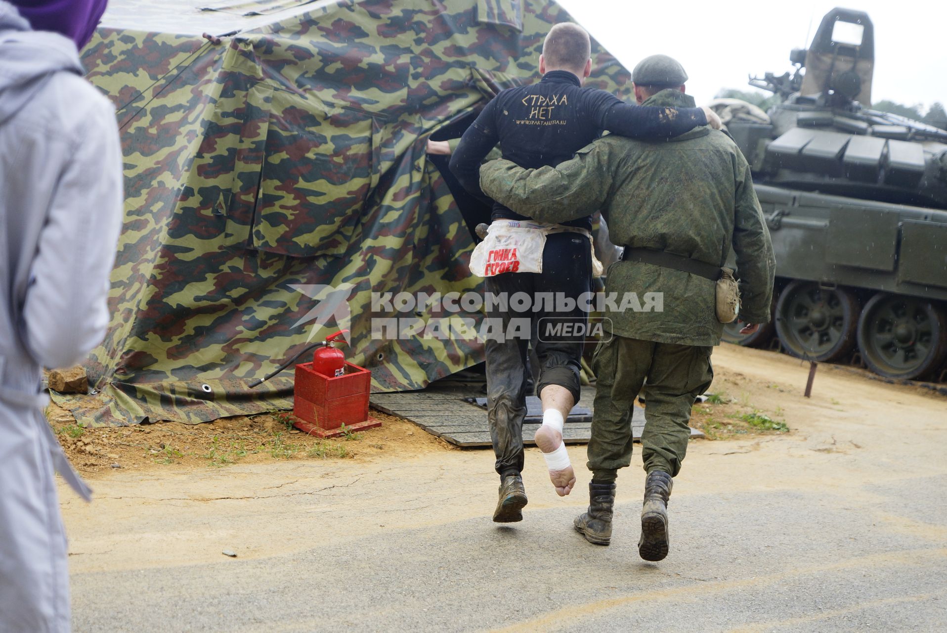 Участник военно-спортивной игры \"Гонка героев\" травмированый во время прохождения полосы препятствий. Танковый полигон 32-го военного городка. Екатеринбург