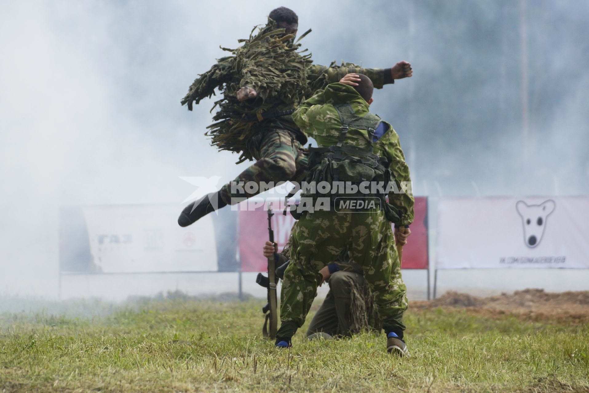 Военнослужащие разведроты во время показательного рукопашного боя, перед началом военно-спортивной игры \"Гонка героев\" на полигоне 32-го военного городка. Екатеринбург