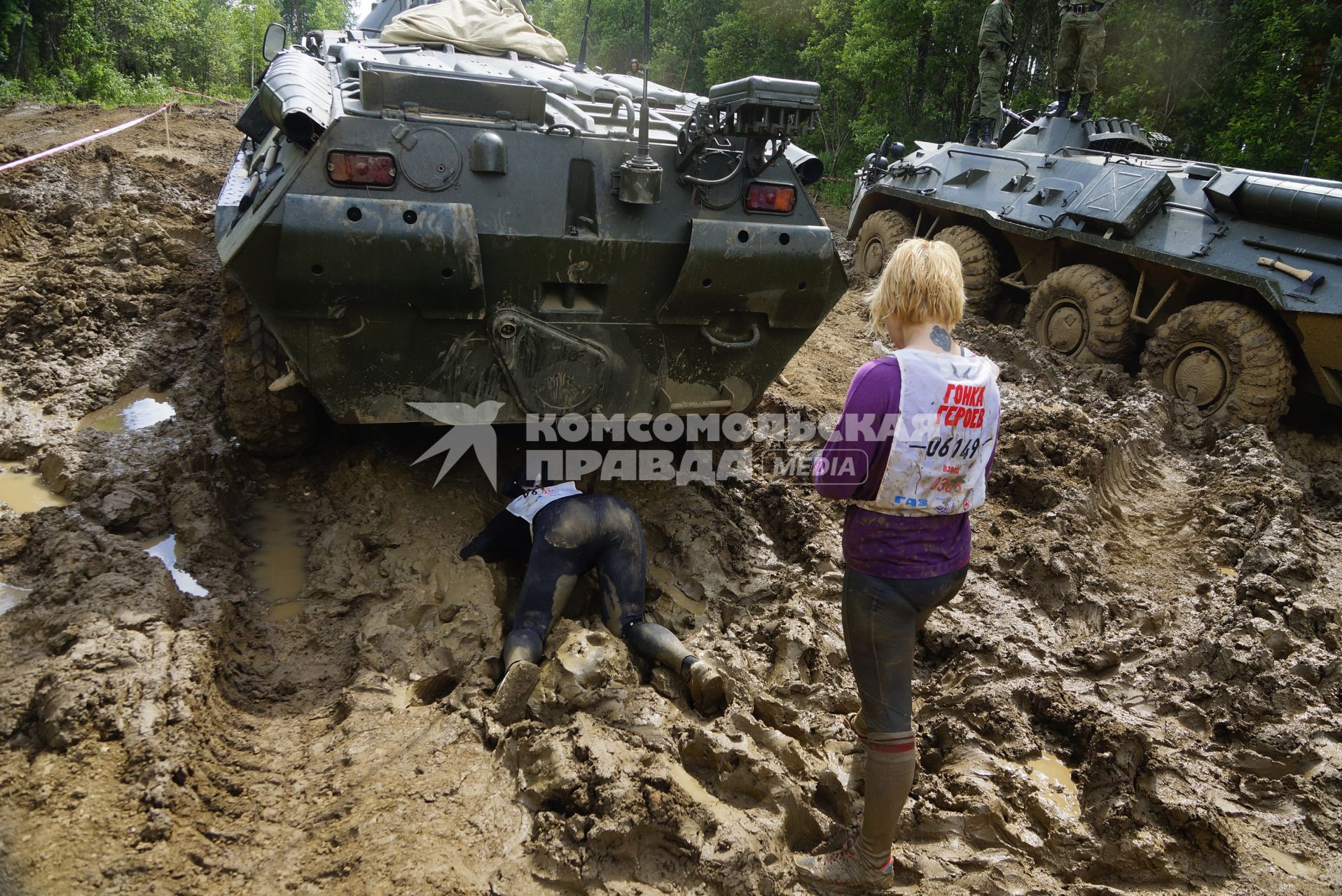 Участники военно-спортивной игры \"Гонка героев\", во время преодоления очередного препятствия. Танковый полигон 32-го военного городка. Екатеринбург