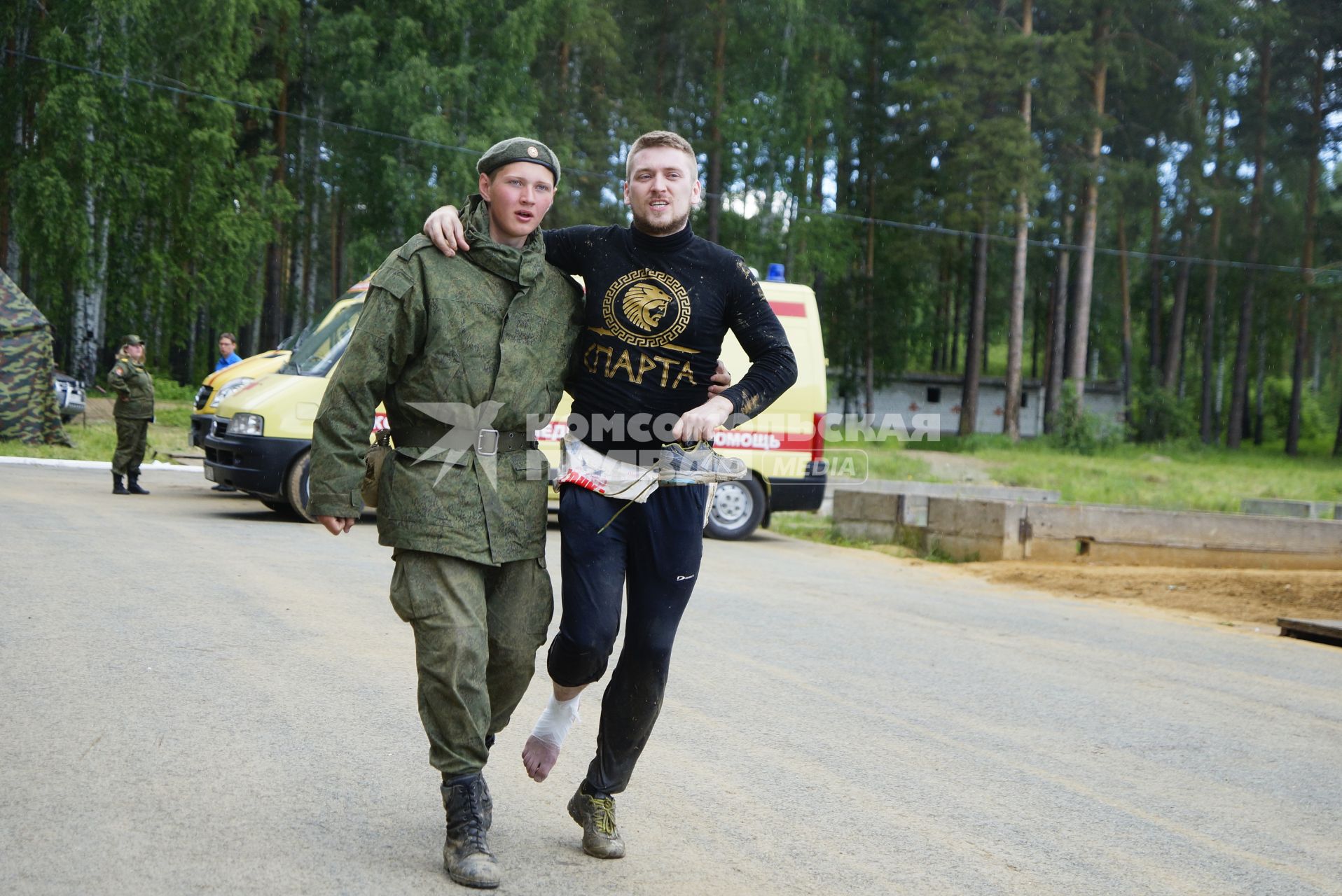 Участник военно-спортивной игры \"Гонка героев\" травмированый во время прохождения полосы препятствий. Танковый полигон 32-го военного городка. Екатеринбург