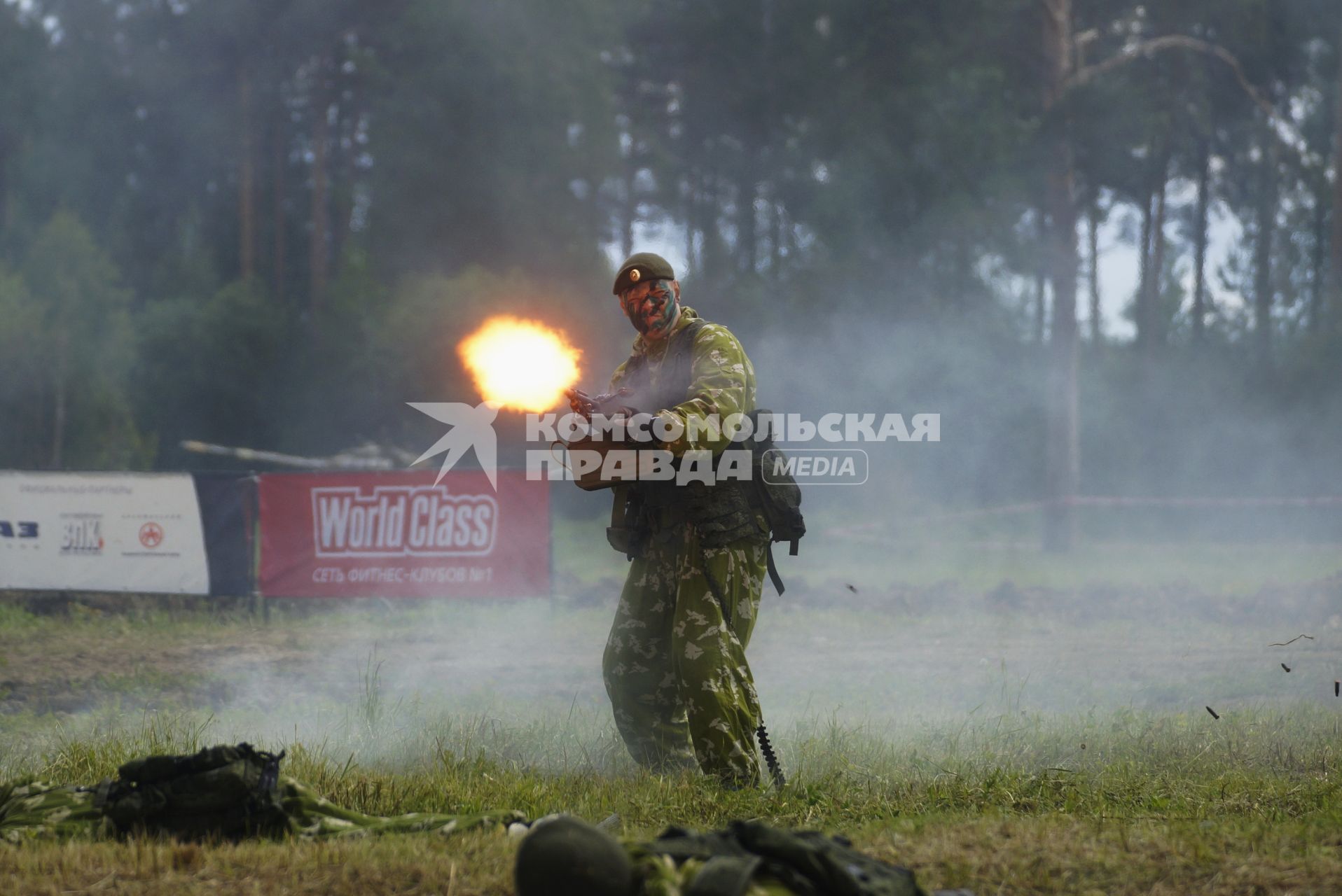 Военнослужащие разведроты во время показательного рукопашного боя, перед началом военно-спортивной игры \"Гонка героев\" на полигоне 32-го военного городка. Екатеринбург