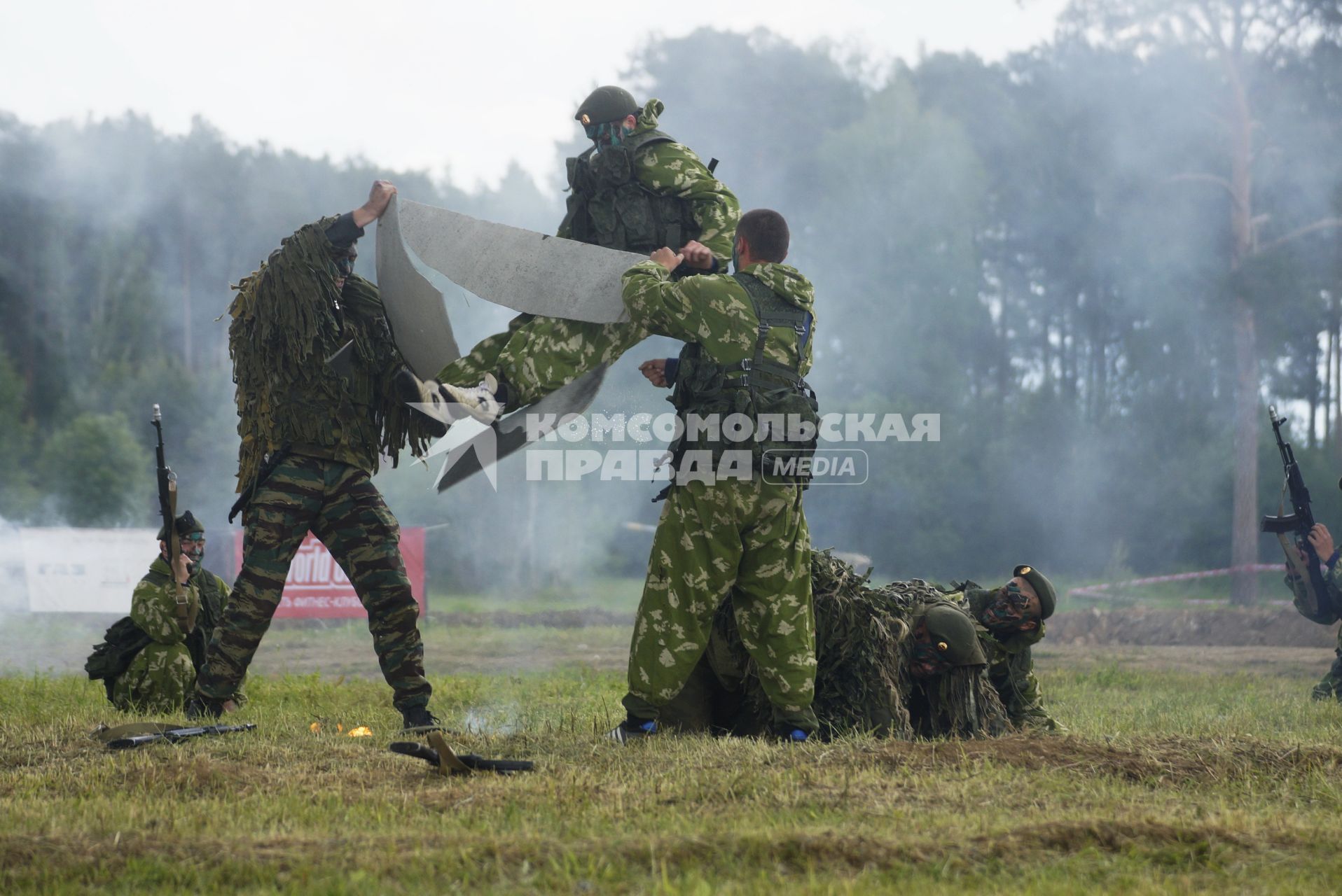 Военнослужащие разведроты во время показательного рукопашного боя, перед началом военно-спортивной игры \"Гонка героев\" на полигоне 32-го военного городка. Екатеринбург