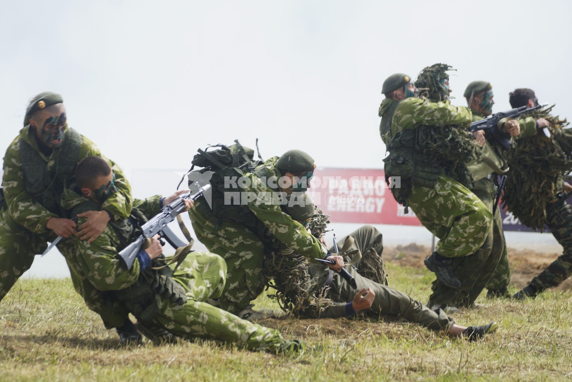 Военнослужащие разведроты во время показательного рукопашного боя, перед началом военно-спортивной игры \"Гонка героев\" на полигоне 32-го военного городка. Екатеринбург