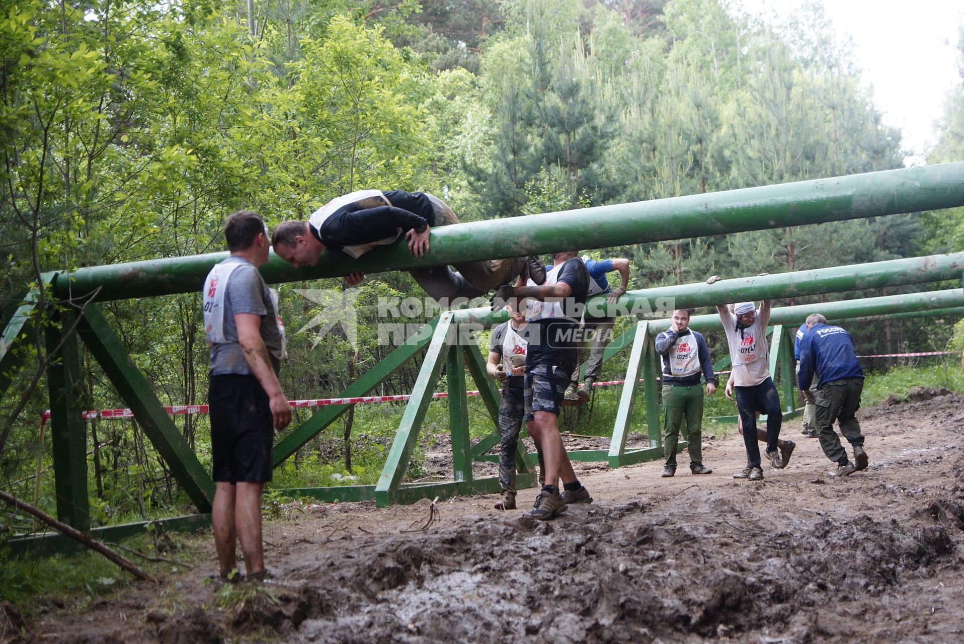 Участники военно-спортивной игры \"Гонка героев\", во время преодоления очередного препятствия. Танковый полигон 32-го военного городка. Екатеринбург