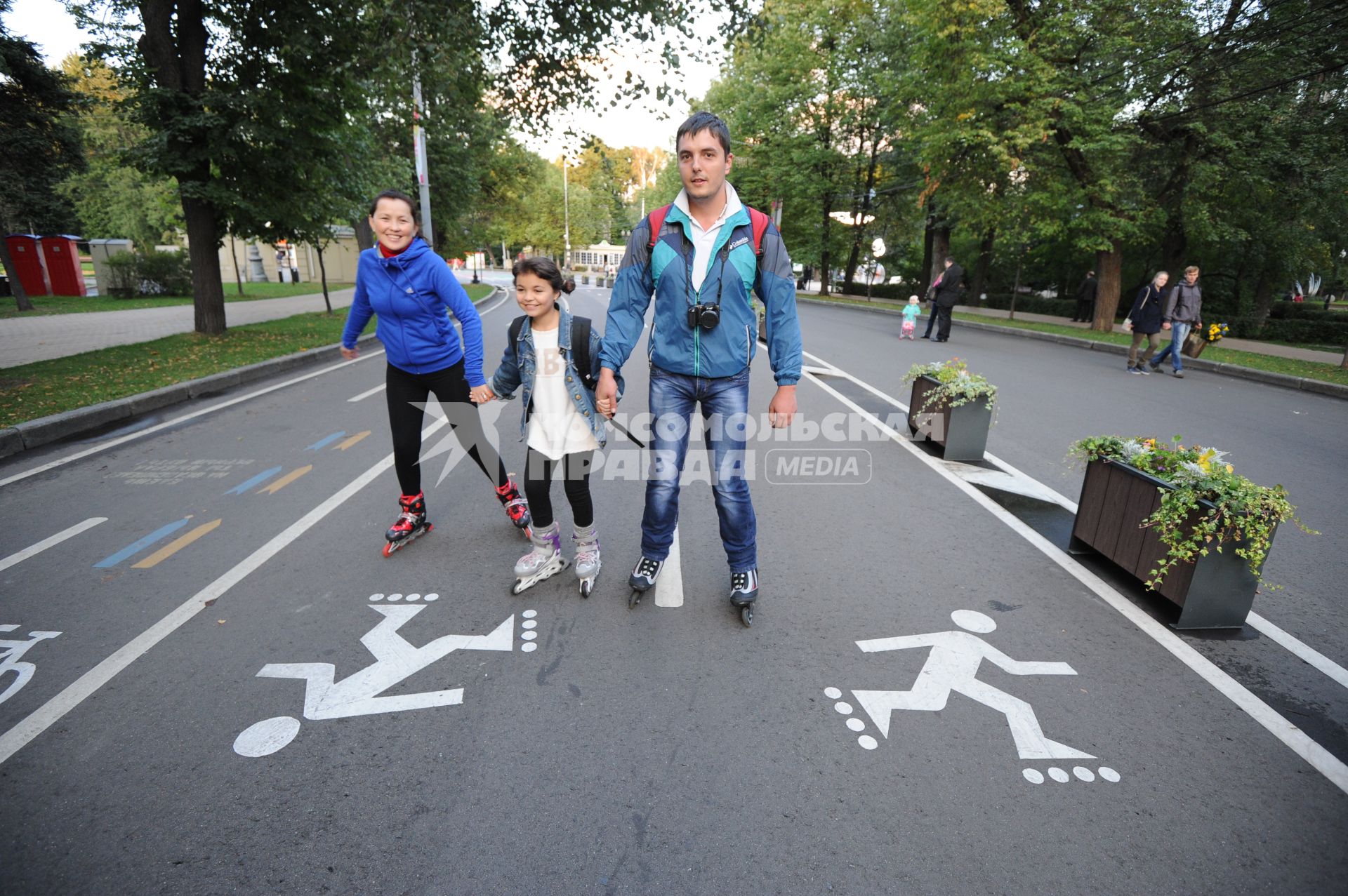 Москва. Дорожка для роллеров в парке `Сокольники`.