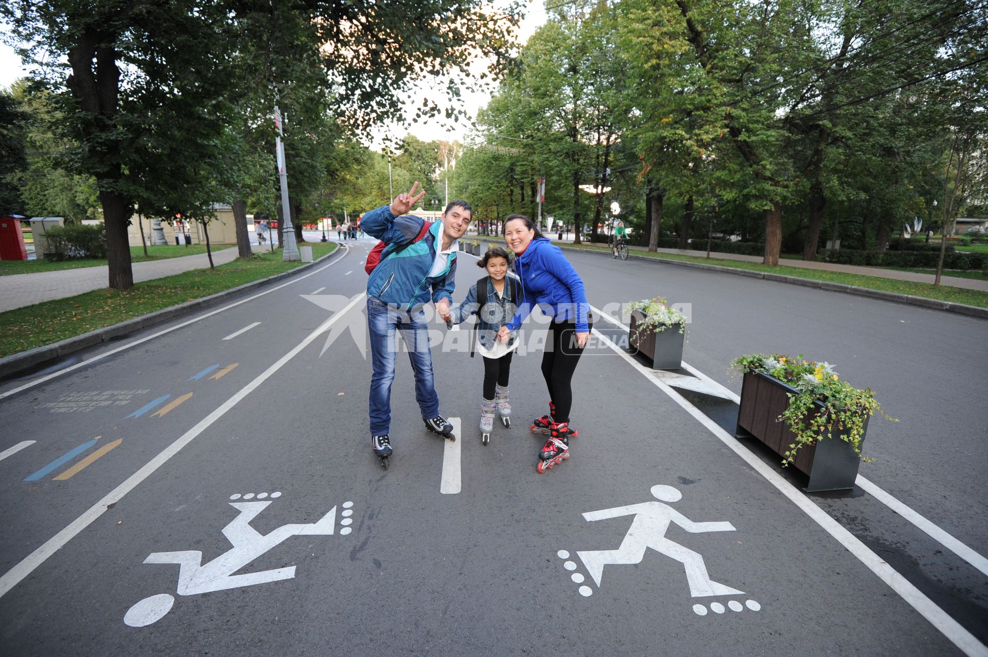 Москва. Дорожка для роллеров в парке `Сокольники`.