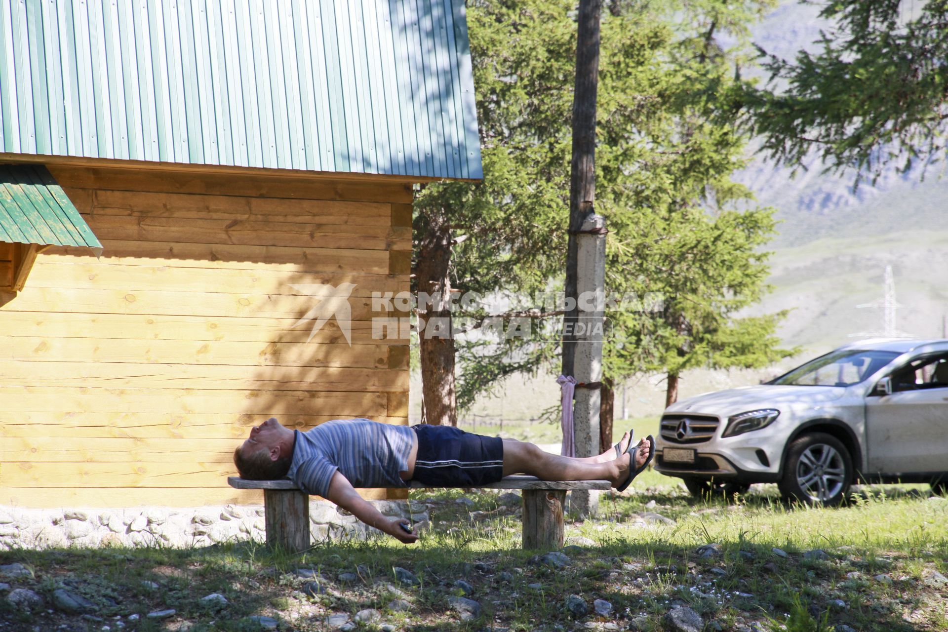 Горный Алтай. Мужчина отдыхает на территории кемпинга.