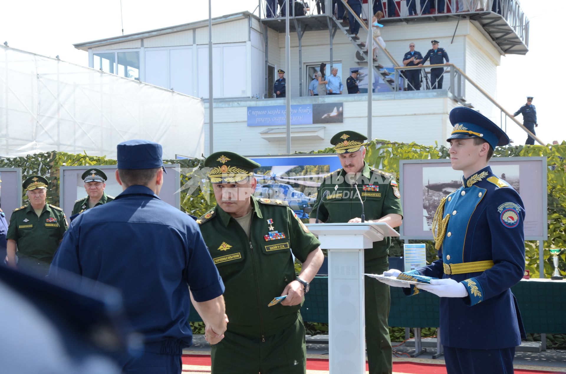 Воронежская область. Министр обороны РФ Сергей Шойгу (в центре) во время международного конкурса летных экипажей ВВС `Авиадартс-2014` на полигоне `Погоново`.