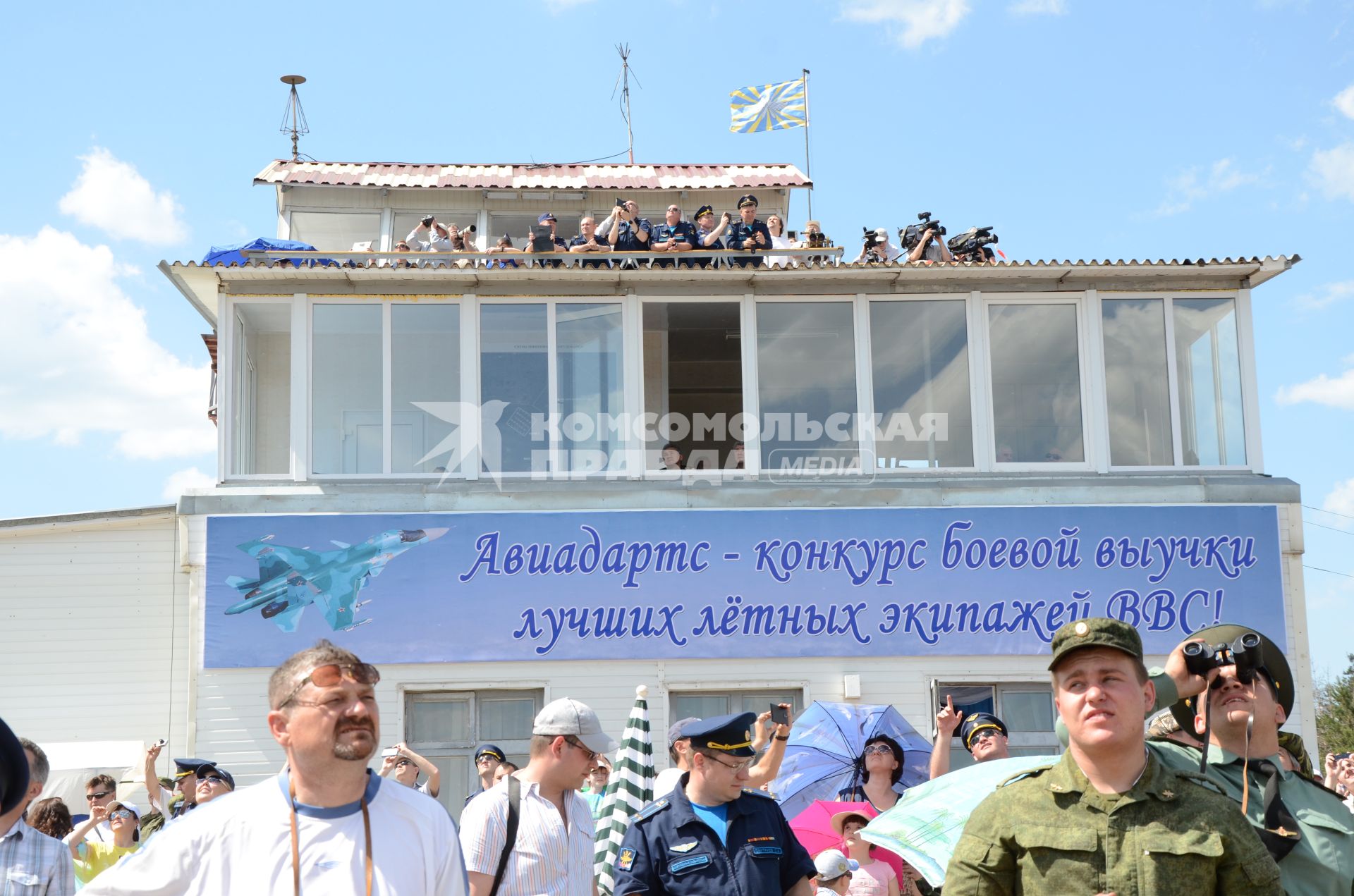 Воронежская область. Министр обороны РФ Сергей Шойгу во время международного конкурса летных экипажей ВВС `Авиадартс-2014` на полигоне `Погоново`.