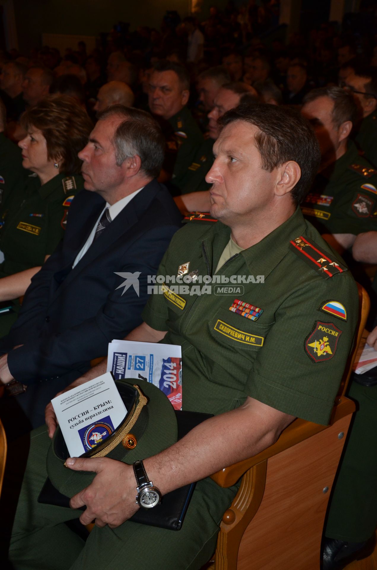 Севастополь. Начальник Главного управления военной полиции министерства обороны РФ, генерал-майор Игорь Сидоркевич на военно-исторической конференции, посвященной 70-летию освобождения Крыма от немецко-фашистских захватчиков.