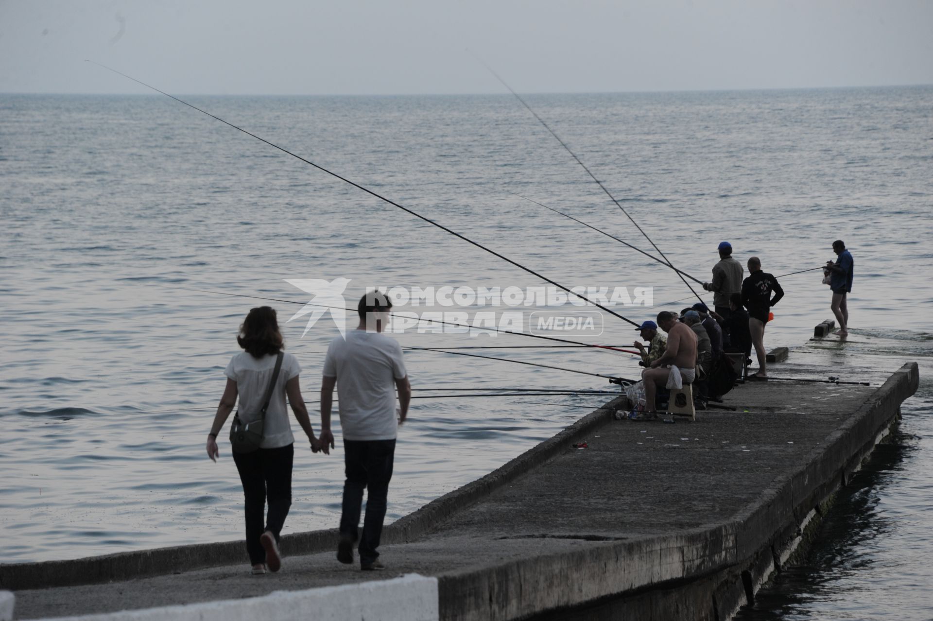 Сочи. Рыбаки ловят рыбу в Черном море.