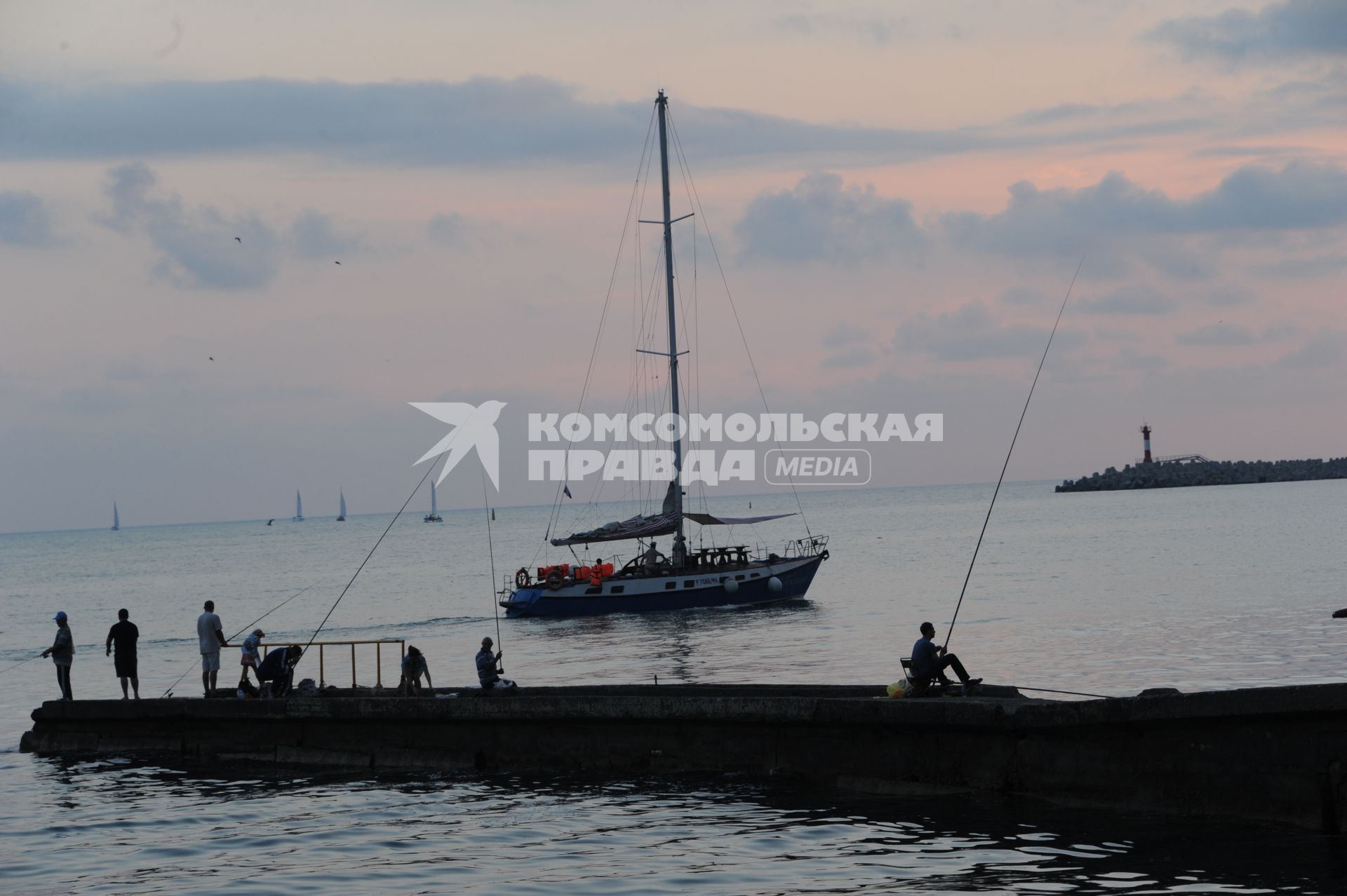 Сочи. Рыбаки ловят рыбу в Черном море.